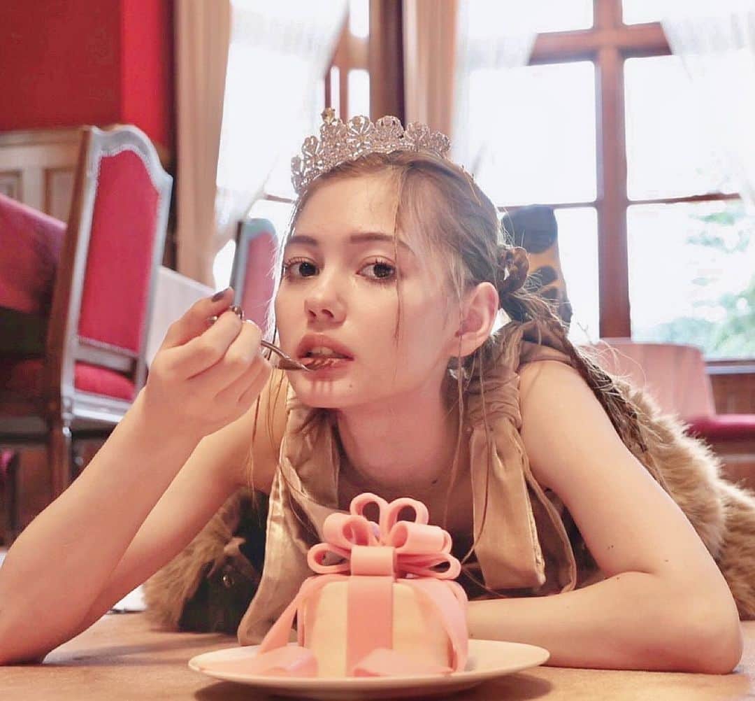 愛花のインスタグラム：「ViVi 11 月号　本日発売です♡ 秋冬に向けて購入したお洋服を紹介しています☺️ 今年はピンクやアイボリーのアイテム、リボンをたくさん買いました🩷🎀プリンセス気分です👑」