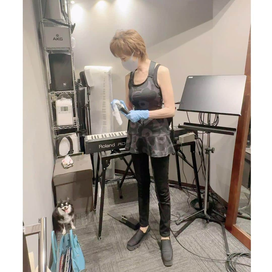 小柳ルミ子のインスタグラム：「ルルと親子でボイトレ🐶🥰🎤  もう3年にもなりますが 今もレッスン前に 感染予防対策として 除菌ルーティーンしています👍  又コロナ陽性者が じわじわと増えています  今一度 気を引き締めて 対策を心掛けたいと思います‼️  皆さんもコロナを侮らず やれる対策を徹底しましょうね😊👍  ⠀  #小柳ルミ子 ⠀ #歌手 ⠀ #ボイトレ ⠀ #ボイストレーニング ⠀ #ルル ⠀ #犬 ⠀ #dog ⠀ #保護犬 ⠀ #保護犬を家族に ⠀ #娘 ⠀ #親子 ⠀ #コロナ ⠀ #コロナ対策 ⠀ #感染予防 ⠀ #除菌 ⠀ #マスク ⠀ #手洗い ⠀ #うがい ⠀ #換気 ⠀ #ファッション ⠀ #uniqlo ⠀ #adidas ⠀ #コロナに負けるな」