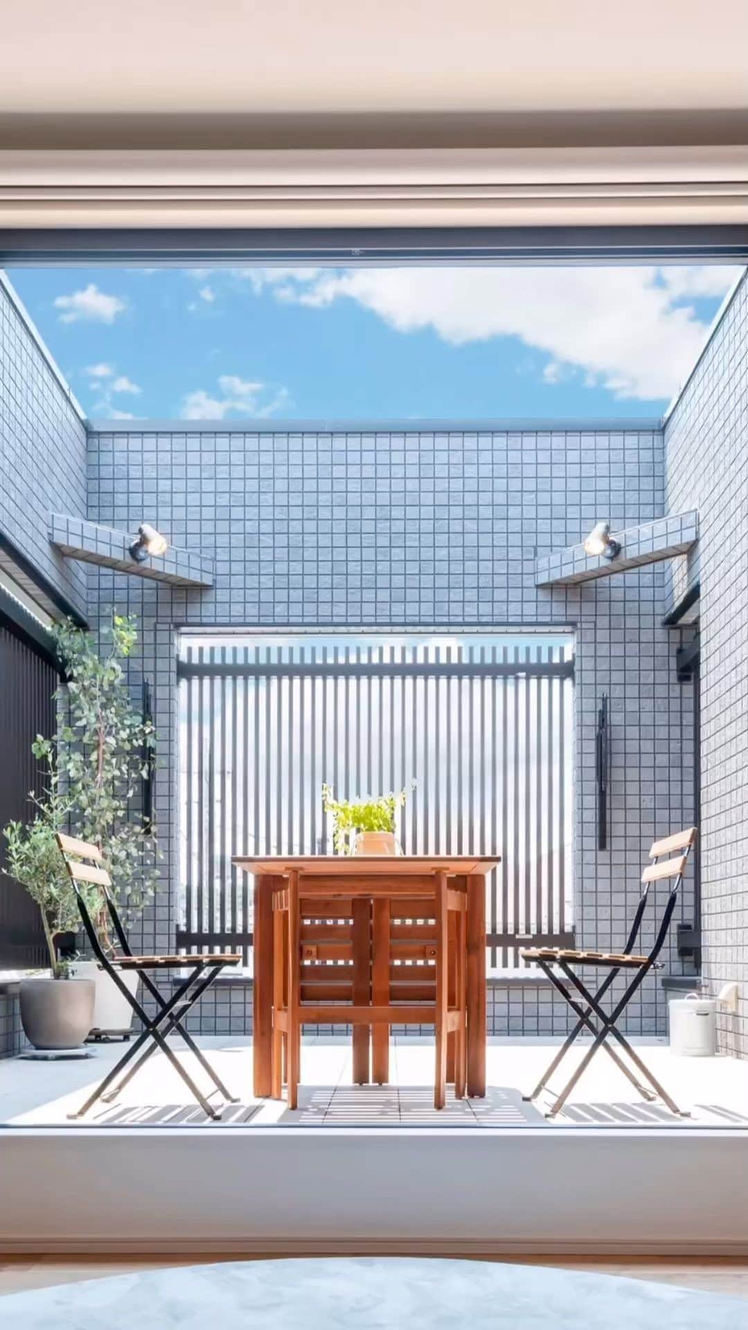 タマホーム株式会社のインスタグラム：「𖠿 TamaHome Room Tour オーナー様宅から「青空に繋がるバルコニーが魅力の家」をご紹介いたします。  #タマホーム #マイホーム #注文住宅 #マイホーム計画 #モデルハウス #間取り相談 #施工実例 #建築実例 #住宅ローン #空間設計  #丁寧な暮らし #バルコニーのある暮らし」