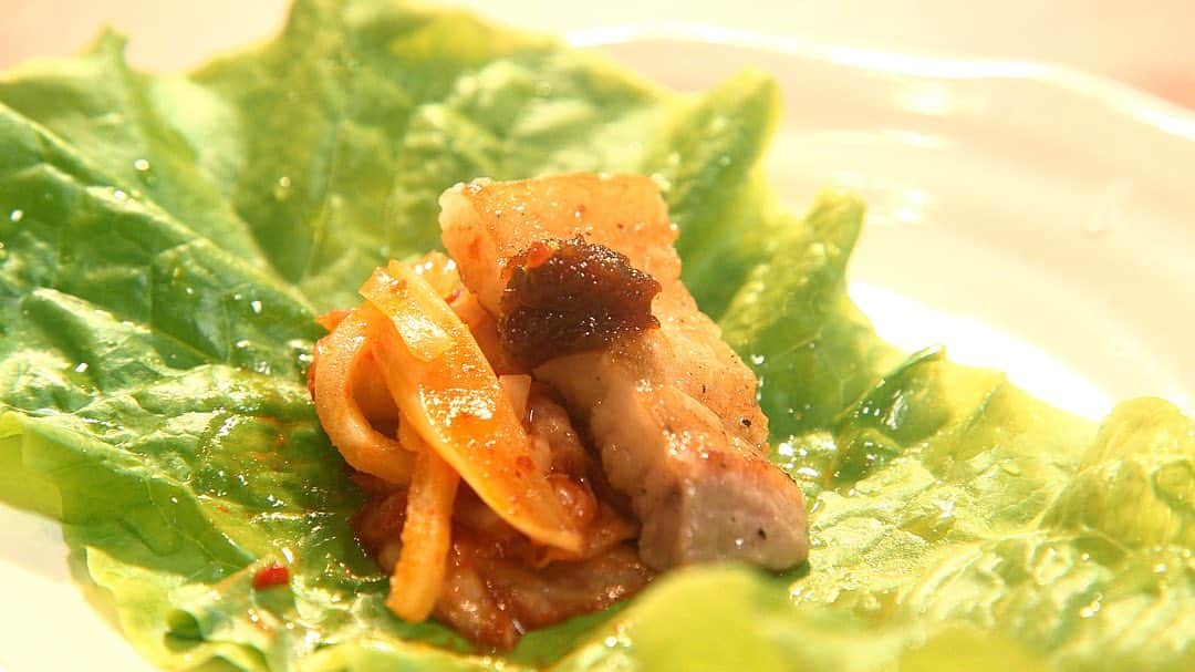 KHBアナウンス部さんのインスタグラム写真 - (KHBアナウンス部Instagram)「松本龍です。 私がナレーションを担当している五感グルメ！ 今日は青葉区中央クラスロード商店街にある韓国料理ソウルオモニの「サムギョプサル」です。 熟成した豚の三枚肉をカリカリに焼いて さらにキムチも焼いて 韓国の和え物パジョリと一緒に食べれば　チンチャマシッソヨ！  今日もぜひご覧ください♪  #五感グルメ　# チャージ　#仙台　#サムギョプサル　#ソウルオモニ」9月21日 15時09分 - khb_announcer