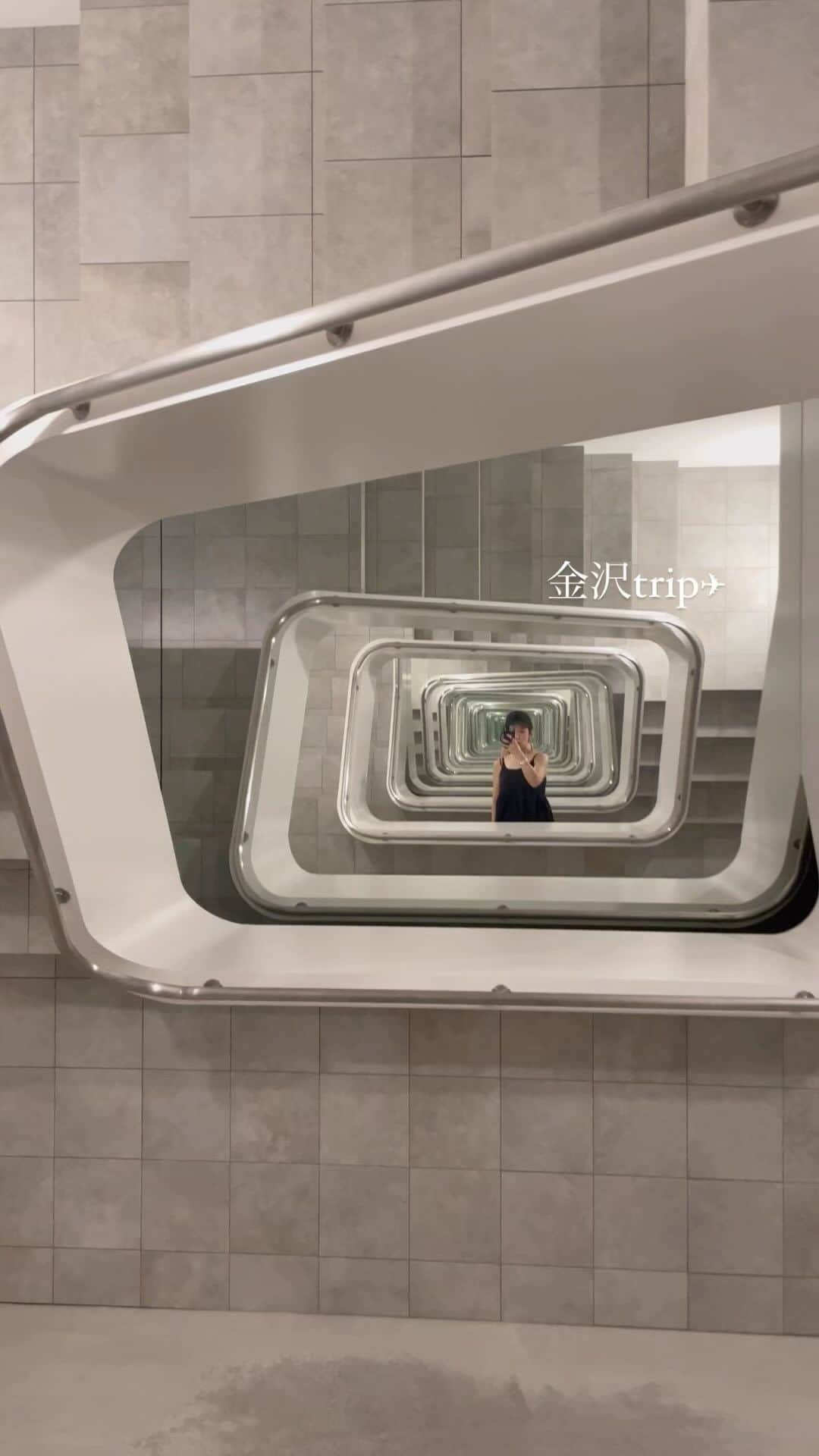 YUMIKOのインスタグラム：「お初の金沢trip✈︎  本当は焼物やら🫖も沢山見たかったけど 美術館回ってたらあっという間に帰りの時間  築110年の建物@tile_japan 世界観素敵でした☺︎ 味もおいしかった〜 あとは@KAMUの階段の仕組みが予想外！  また行こう✈︎  #金沢#kanazawa#japantrip#21世紀美術館#ひがし茶屋街#近江町市場」