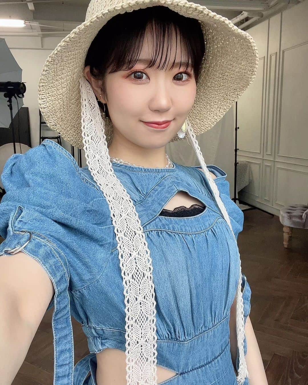 東山奈央のインスタグラム：「あれれ？  夏終わっちゃう……？？  今のうちに夏っぽい写真……！📷️  （声優グランプリさん９月号のときのオフショットです🌺）  今年はほんとに暑かったので、  名残惜しい気持ちと、ちょっとだけホッとする気持ち……！  最近、夜は少し涼しくて過ごしやすくなってきましたよね！  季節の変わり目、体調には気をつけてね🍀」