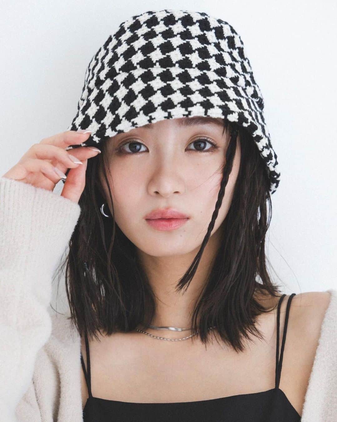 岡崎紗絵のインスタグラム：「フリーズマートさんとコラボ商品解禁されました🥳 カーディガンとワンピースで オールシーズン着回しできるアイテムにしました☺︎  今回は来店イベント開催！ ということで10月1日ルクア大阪のお店に行かせて頂きます🕊️ お時間ある方は是非、お越しください！  #freesmart #フリーズマート #コラボ #ぜひチェックしてね」