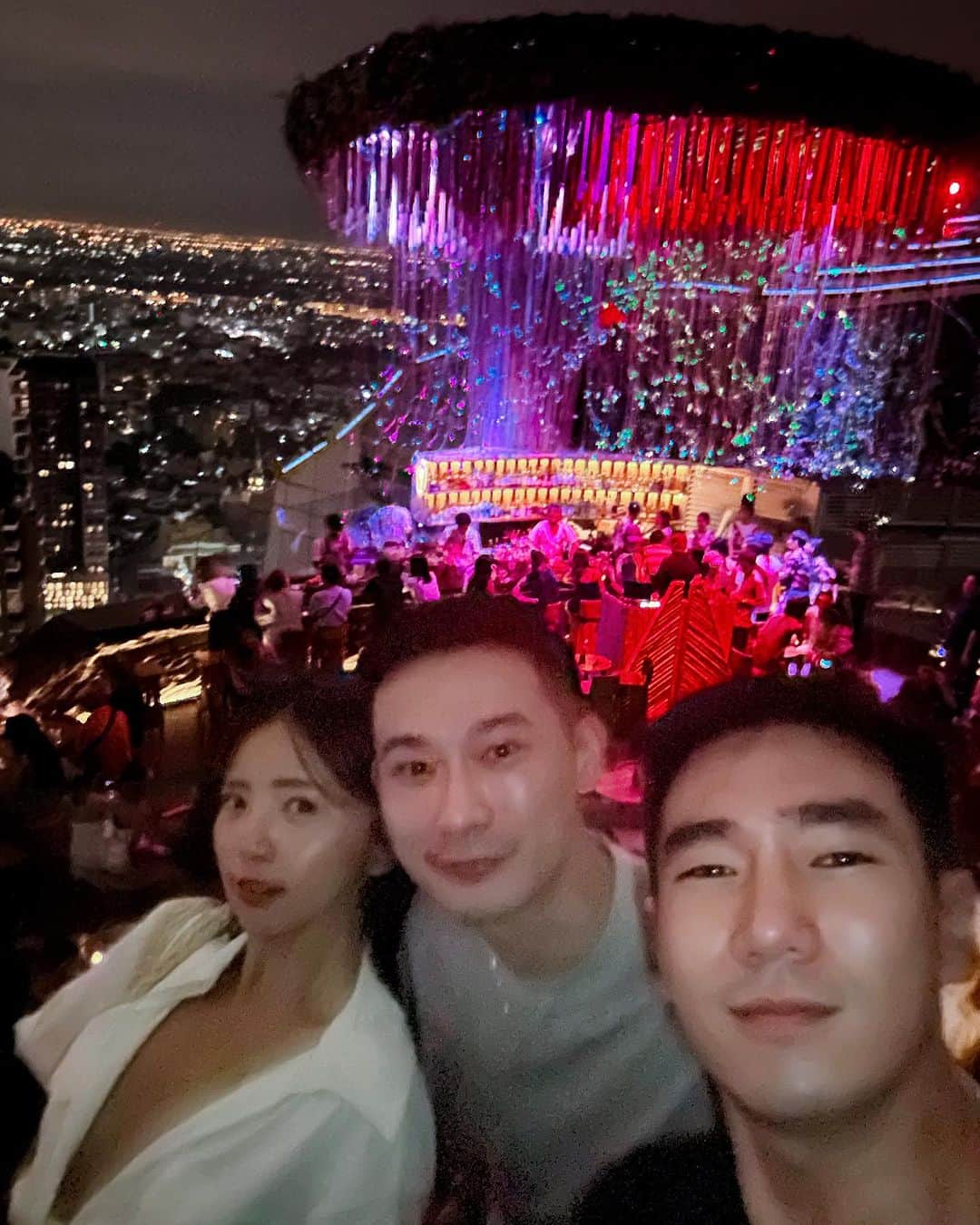 めいのインスタグラム：「--🇹🇭Thailand  友達の誕生日はタイ旅行にしました 初日の夜は3軒のバーに行ってお祝いしました、タイの友達が情熱すぎて、夜中の4時までお祝いしてやっとホテルに帰れた😂 私たちは旅行よりも毎日朝まで飲んで帰る ・ ・ ・　 ・ ・ ・  —  #instapic#日本#タイ#寫真#portrait#사진#バンコク#thailand#커피#ポートレート#japanesegirl#写真集#japan#photo_jpn#泰國#섹시#photo#写真部#フォロー#撮影#model#view#誕生日#tokyo#follow#portraitsedition  威威的生日泰國之旅～ 泰High之夜 二天只睡30分鐘的我，威威的泰國朋友太熱情帶我們去了三家酒吧慶祝，回到酒店快早上4點 別人來泰國是跑行程，我們是來每天嗨到早上才回家😂」