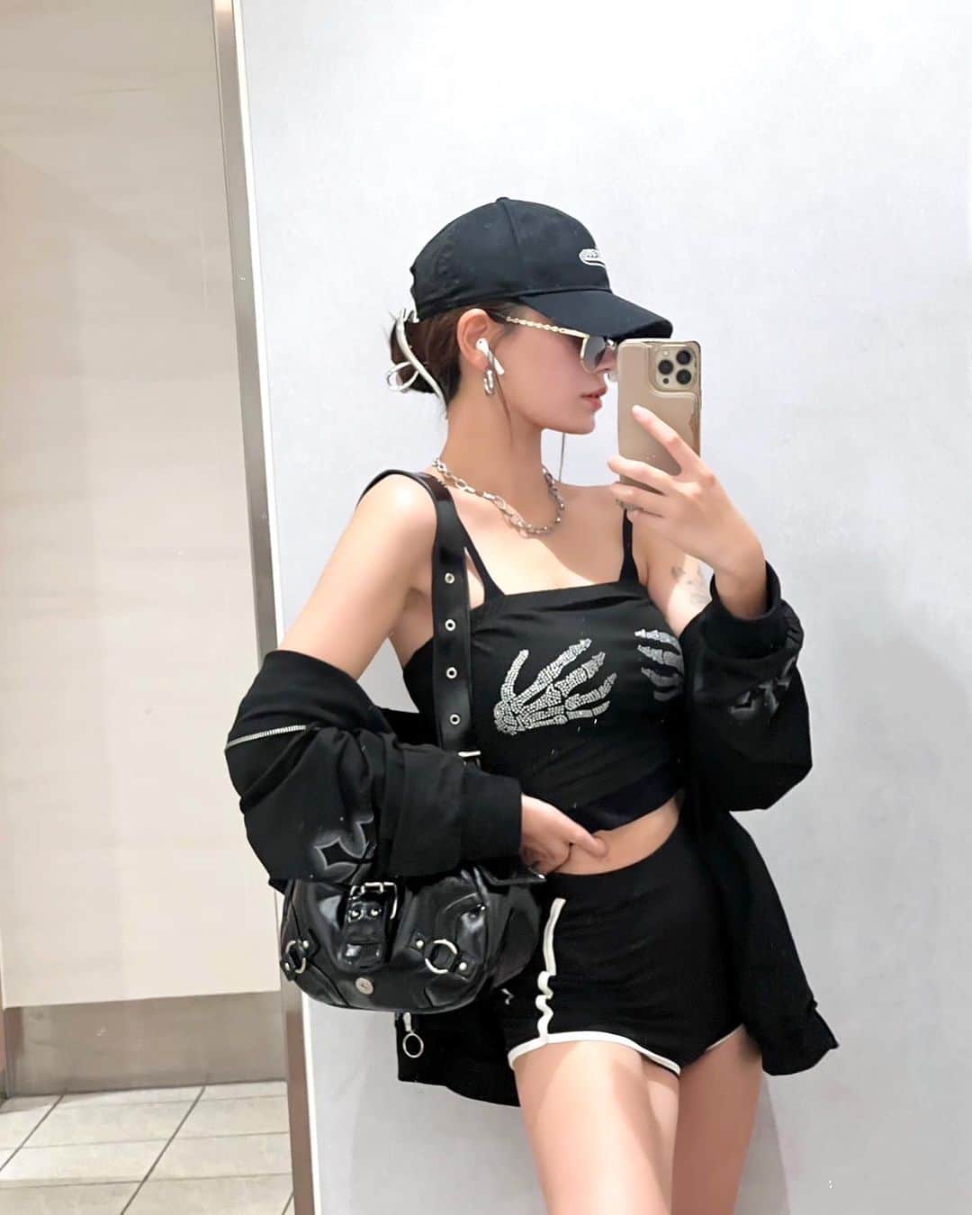 照井和希のインスタグラム：「𓂃 𝕙𝕒𝕡𝕡𝕪  𝕙𝕒𝕝𝕝𝕠𝕨𝕖𝕖𝕟‪ 𓂃  オフの日にサクッと着れる ハロウィンコーデ的な✊🏻‪ ̖́-‬ スポーティにまとめてるけど よく見たら☠️で ハロウィンアピール🎃笑  限定SALE開催中みたいです🖤 今年のハロウィンパーティー は #SHEINhalloweenparty で決まり🎃🦇🕸  @shein_japan  @sheinofficial   お買い上げ金額1～5,999円まではセール価格より15%OFF‪👍🏻 ̖́-‬ 6,000円以上は20%OFFが適用されるみたいです 11月末日まで使えるのでお買い物の際は使ってね🐾  クーポンコード：HallowsJP44  𓐄 𓐄 𓐄 𓐄 𓐄 𓐄 𓐄 𓐄 𓐄 𓐄 𓐄 𓐄 𓐄 𓐄 𓐄 𓐄 𓐄 𓐄 𓐄 𓐄 𓐄 𓐄 𓐄  🕷️🕸️アイテム商品ID🕸️🕷️  トップス ☞ 19625182 パーカー ☞ 13204764 パンツ ☞ 11406495 カバン ☞ 13141413 シューズ ☞ 18793779  参考にしてね𓃠𓈒 𓂂  𓐄 𓐄 𓐄 𓐄 𓐄 𓐄 𓐄 𓐄 𓐄 𓐄 𓐄 𓐄 𓐄 𓐄 𓐄 𓐄 𓐄 𓐄 𓐄 𓐄 𓐄 𓐄 𓐄  #SHEINhalloweenparty #SHEINforAll #loveshein #ad  #ハロウィンコーデ #ハロウィンコスプレ #ハロウィン #shein購入品」