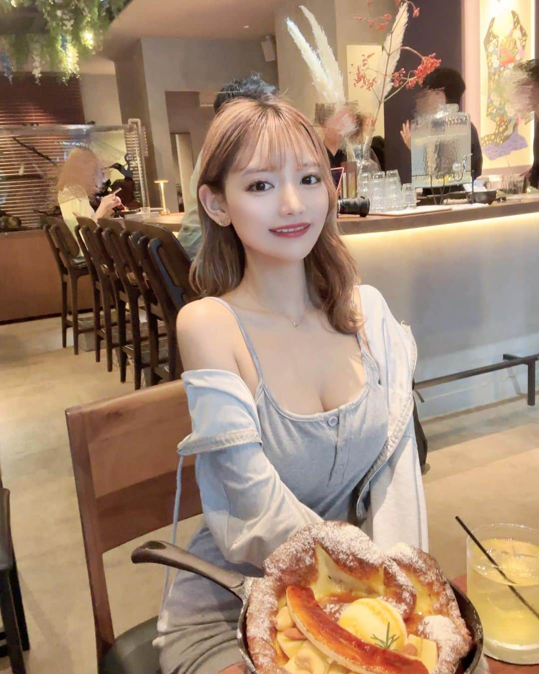 YUINAのインスタグラム：「店員さん優しかった🐰🤍  店内の雰囲気も良くて 食事もとっても美味しかった🍽️  ((本当は、モーニングのやつが食べたかった😖再チャレンジするぞっ  #表参道カフェ #i2cafe」