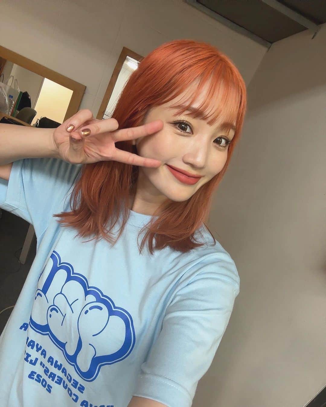 瀬川あやかのインスタグラム：「* 今回は嬉しいも悲しいもグッズの売り切れが多数あり買えなかった人ほんとごめんね😭  撮り溜めた会場限定Tシャツたち🤳 全部本番後でボサボサw  こう見ると各地で容赦なくサウナに入ってたから普通に色落ちしていったオレンジヘアちゃん🍊  東京の日はカラーシャンプーしてったからちょっと復活してるけど、やっぱりプロにやってもらうんが一番キレイだなん🍊」