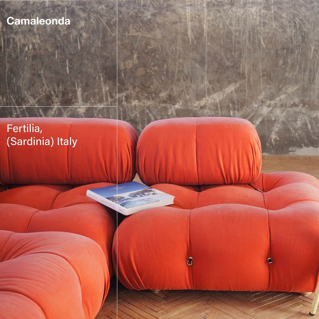 のインスタグラム：「Inside Luisa Bertoldo and Francesco Mandelli Casa Colonica in Fertilia, Sardinia (Italy).  “Of all the objects I have designed, Camaleonda is perhaps the best in terms of its sense of freedom. There are an infinite number of possible configurations” — Mario Bellini.  @luisabertoldo @francesco_mandelli @davide_fabio_colaci  #bebitalia #design #Camaleonda #MarioBellini」
