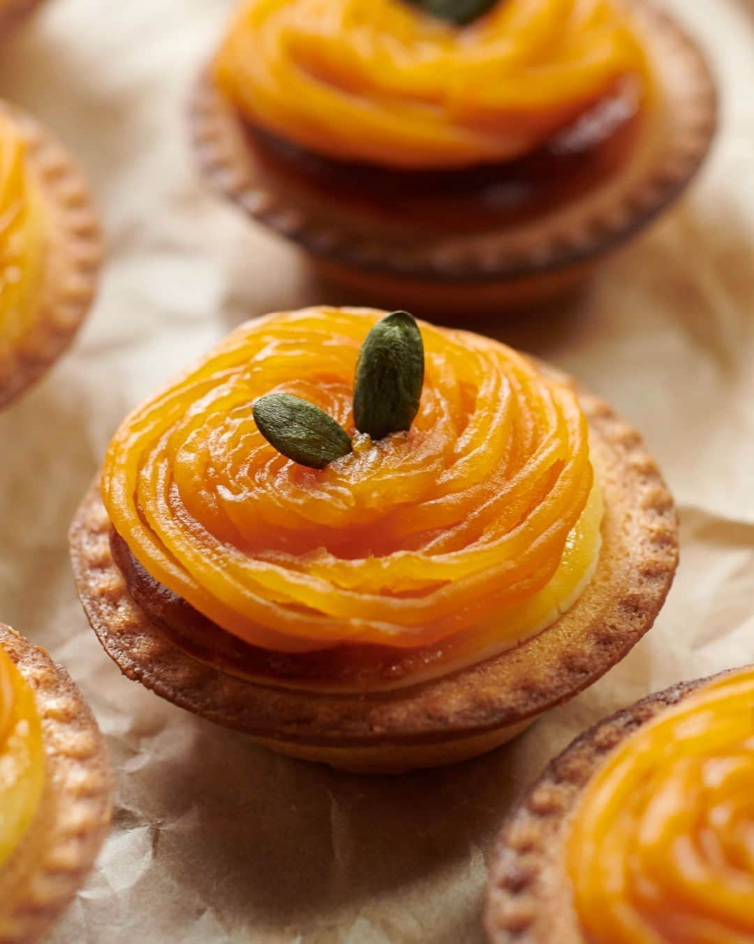 BAKE CHEESE TART OFFICIALのインスタグラム：「かぼちゃの風味を楽しめる 優しい味わいの秋限定チーズタルト🎃  「焼きたてチーズタルト パンプキン」  ┈┈┈┈┈┈┈┈ 🍁Happy Autumn Cheese Tart Fair🍁  9/1(金) 〜 🍠安納芋スイートポテト 🎃パンプキン  10/1(日) 〜 🌰モンブラン  10/15(日) 〜 🍠紫芋 ┈┈┈┈┈┈┈┈  ※ 紫芋はサクラマチ熊本店・アミュプラザ鹿児島店は販売対象外となります。 ※ 全商品売り切れ次第終了  #ベイクチーズタルト #bakecheesetart #チーズタルト専門店 #チーズタルト #チーズ #チーズケーキ #パンプキン #かぼちゃ #かぼちゃスイーツ」