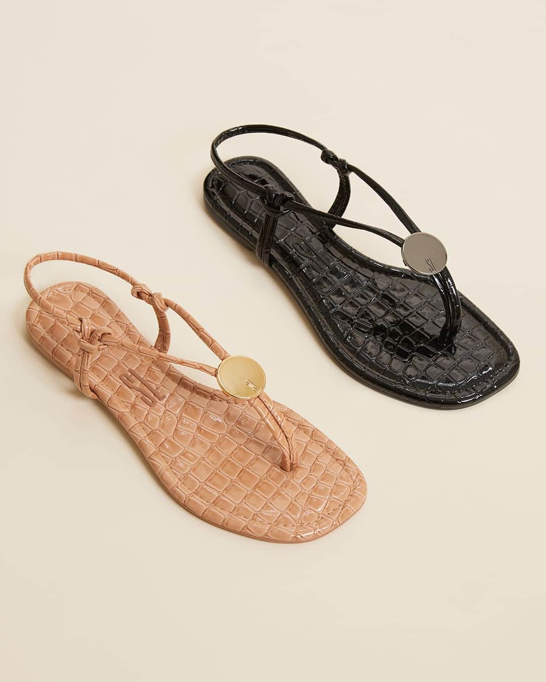 Santa Lollaのインスタグラム：「A thong se mantém no posto de queridinha do verão e nós podemos provar! Com textura croco e acabamento em verniz, o modelo ainda conta com o charme extra do regulador de metal personalizado com o logo SL. Qual você vai levar, Preta ou Antique? [ R$99,90 cada ] #santalolla #LollaForYou」