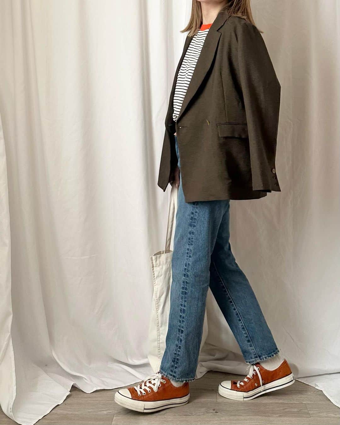 かほこ。さんのインスタグラム写真 - (かほこ。Instagram)「ㅤㅤㅤㅤㅤㅤㅤㅤㅤㅤㅤㅤㅤ ㅤㅤㅤㅤㅤㅤㅤㅤㅤㅤㅤㅤㅤ jacket : #journalstandardrelume top & bag : #cos denim : #shinzone sneakers : #converse ㅤㅤㅤㅤㅤㅤㅤㅤㅤㅤㅤㅤㅤ まーーーーーだまだ暑い🥵 ので、半袖に軽いジャケットをプラスして秋っぽく。 ㅤㅤㅤㅤㅤㅤㅤㅤㅤㅤㅤㅤㅤ Tシャツのオレンジがポイントなので、スニーカーもオレンジのコーデュロイで合わせました🍊 ㅤㅤㅤㅤㅤㅤㅤㅤㅤㅤㅤㅤㅤ 太ったらズボンぎちぎちになってまった、痩せなかん ㅤㅤㅤㅤㅤㅤㅤㅤㅤㅤㅤㅤㅤ #kaho_fashion」9月21日 21時00分 - xxokohakxx
