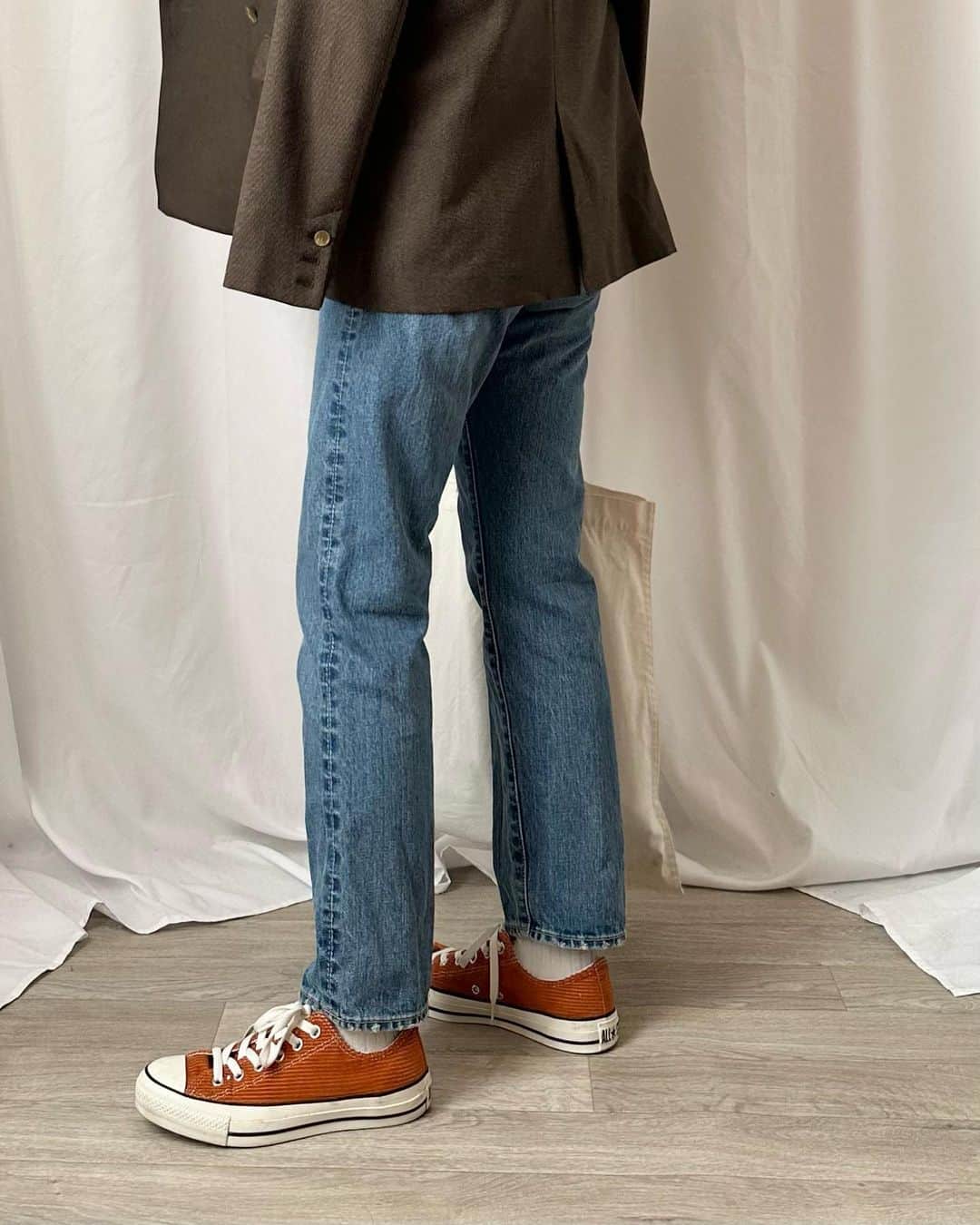 かほこ。さんのインスタグラム写真 - (かほこ。Instagram)「ㅤㅤㅤㅤㅤㅤㅤㅤㅤㅤㅤㅤㅤ ㅤㅤㅤㅤㅤㅤㅤㅤㅤㅤㅤㅤㅤ jacket : #journalstandardrelume top & bag : #cos denim : #shinzone sneakers : #converse ㅤㅤㅤㅤㅤㅤㅤㅤㅤㅤㅤㅤㅤ まーーーーーだまだ暑い🥵 ので、半袖に軽いジャケットをプラスして秋っぽく。 ㅤㅤㅤㅤㅤㅤㅤㅤㅤㅤㅤㅤㅤ Tシャツのオレンジがポイントなので、スニーカーもオレンジのコーデュロイで合わせました🍊 ㅤㅤㅤㅤㅤㅤㅤㅤㅤㅤㅤㅤㅤ 太ったらズボンぎちぎちになってまった、痩せなかん ㅤㅤㅤㅤㅤㅤㅤㅤㅤㅤㅤㅤㅤ #kaho_fashion」9月21日 21時00分 - xxokohakxx