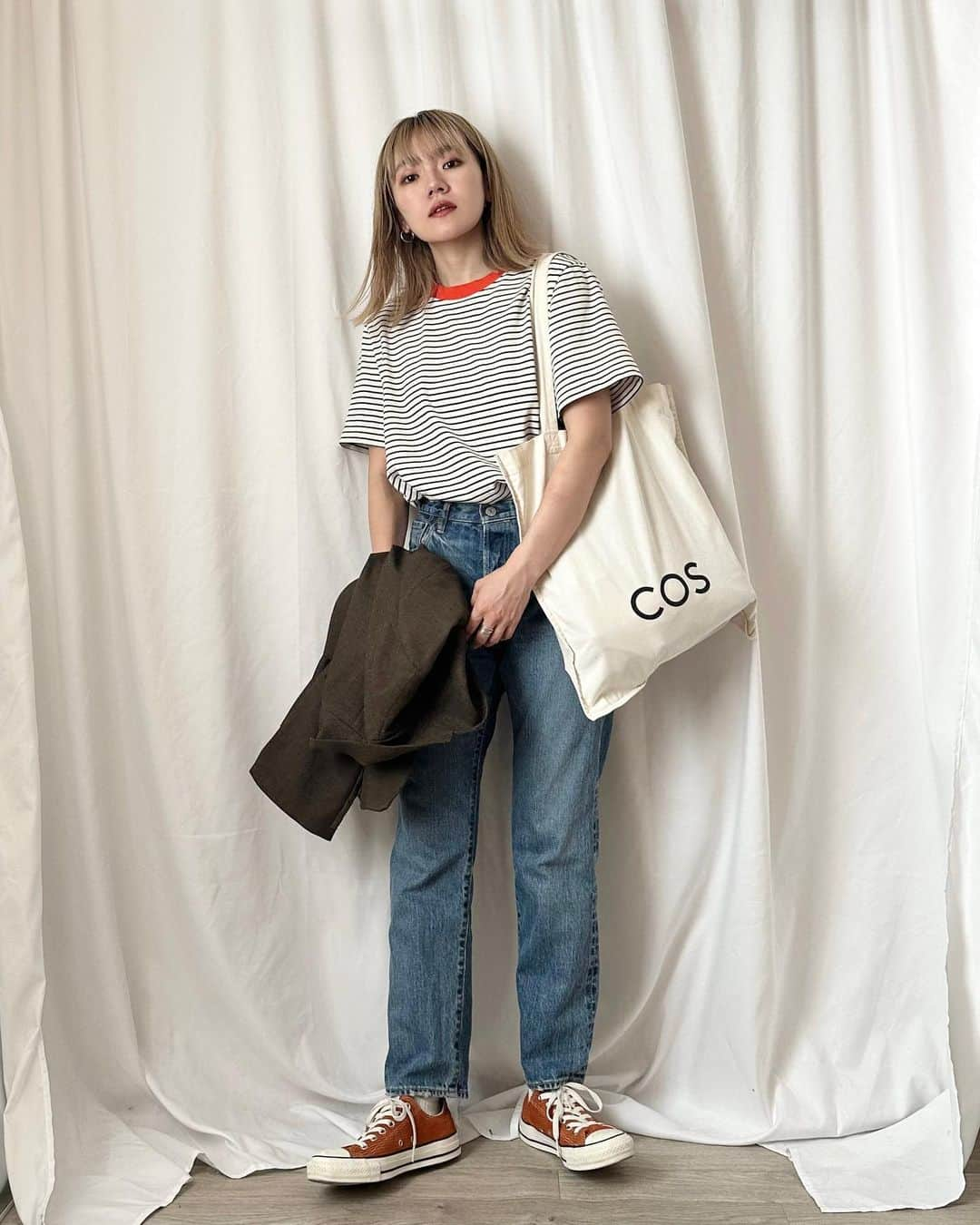 かほこ。さんのインスタグラム写真 - (かほこ。Instagram)「ㅤㅤㅤㅤㅤㅤㅤㅤㅤㅤㅤㅤㅤ ㅤㅤㅤㅤㅤㅤㅤㅤㅤㅤㅤㅤㅤ jacket : #journalstandardrelume top & bag : #cos denim : #shinzone sneakers : #converse ㅤㅤㅤㅤㅤㅤㅤㅤㅤㅤㅤㅤㅤ まーーーーーだまだ暑い🥵 ので、半袖に軽いジャケットをプラスして秋っぽく。 ㅤㅤㅤㅤㅤㅤㅤㅤㅤㅤㅤㅤㅤ Tシャツのオレンジがポイントなので、スニーカーもオレンジのコーデュロイで合わせました🍊 ㅤㅤㅤㅤㅤㅤㅤㅤㅤㅤㅤㅤㅤ 太ったらズボンぎちぎちになってまった、痩せなかん ㅤㅤㅤㅤㅤㅤㅤㅤㅤㅤㅤㅤㅤ #kaho_fashion」9月21日 21時00分 - xxokohakxx