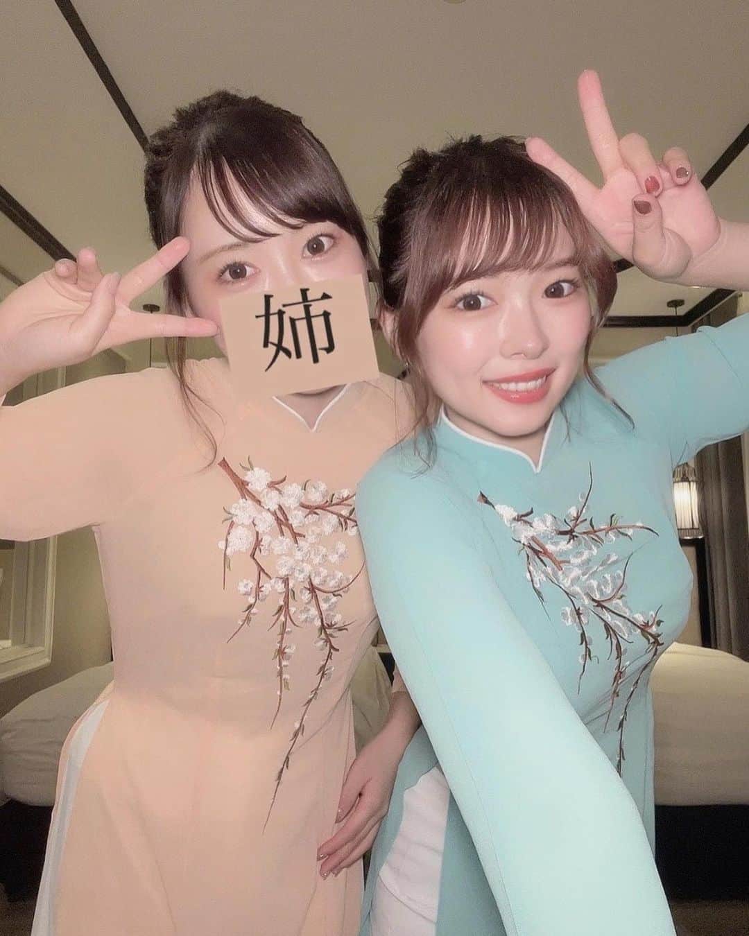 のインスタグラム：「姉妹pic📷! . . 暑さに弱い我らはホテルが大好き🥹🌱 . . 2人並ぶとキキララ的な？🩷🩵 . . .  #ベトナム　#ベトナム旅行 #Vietnam #ベトナム料理 #アオザイ #japanese #ヘアカラー #女子旅 #海外 #海外旅行 #海外ファッション #姉妹 #双子コーデ #Vietnamtrip」