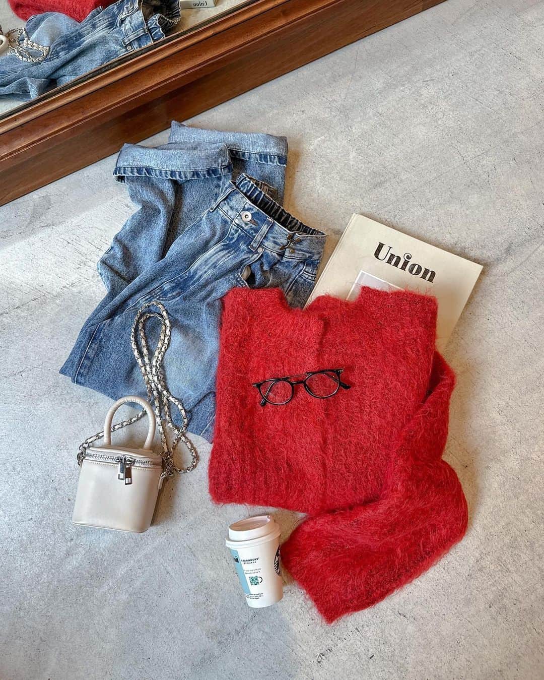 のインスタグラム：「【new arrival】  "このニット欲しいと思ったら保存しておくと便利♪" _______________  ネップ入シャギーヤーン起毛カーディガン ¥6,490 color : オフホワイト　サックス　レッド　グレー  前でも後ろでも着用できる2WAYアイテム♪  ゆるっとした袖のシルエットが可愛い♡ ネップの効いたウール混素材なので、寒い時期でも暖かく着られます _______________  #wcloset#ダブルクローゼット#wclo_snap#トレンドアイテム#カラーコーディネート#秋ファッション#秋コーディネート#コーディネート#差し色コーデ#秋コーデ#カジュアルコーデ#カラーコーデ#トレンドコーデ#大人カジュアルコーデ#ニット#20代コーデ#ボリューム袖#ニットコーデ#ビックシルエット#クロップド#クロップド丈#ショート丈#ショート丈トップス #ニットコーディネート#デニム#デニムコーデ#赤コーデ#シャギーニット#シャギー#ウール」