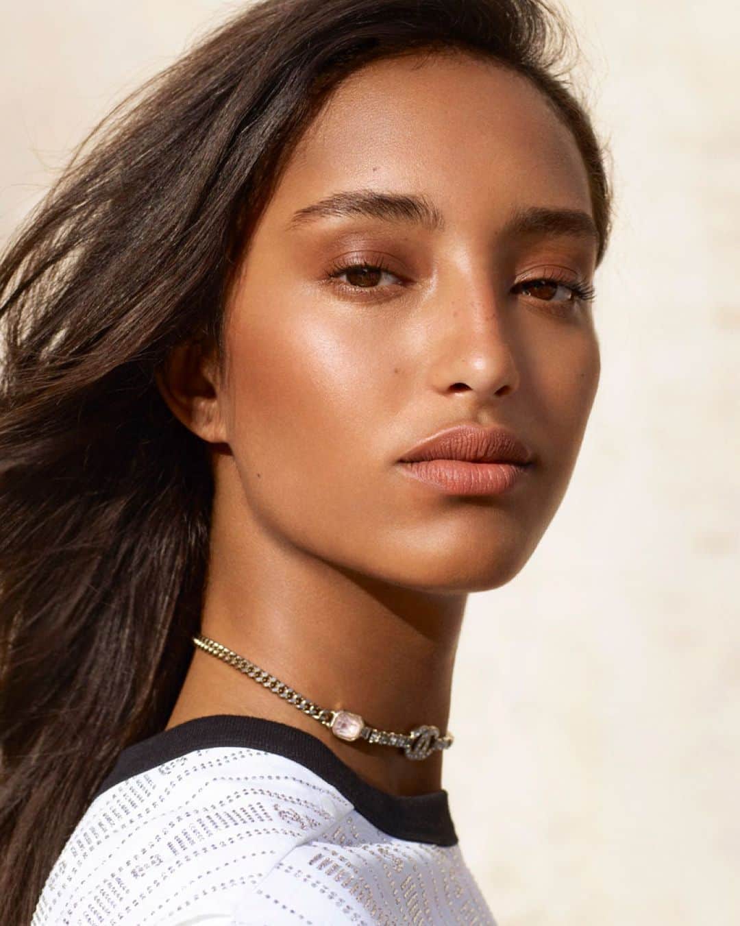 のインスタグラム：「LES BEIGES. NATURAL IS A STYLE. Formulas with fine and lightweight textures. Intuitive application that is flawless and effortless. Ensuring a naturally radiant complexion, in all lighting. With LES BEIGES, CHANEL reveals the healthy glow of women in search of a simple, light look.   @mona_tougaard  #LesBeiges #CHANELMakeup #CHANELBeauty」