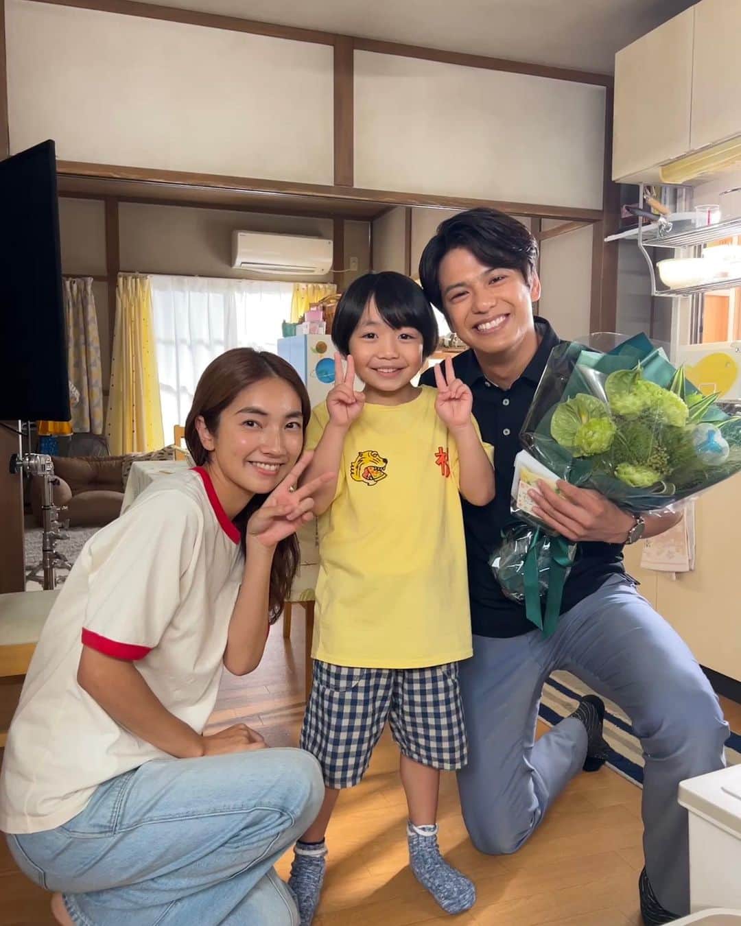 真夏のシンデレラのインスタグラム：「. ／ #真夏のシンデレラ クランクアップ💐 ＼  村田翔平役 #森崎ウィン さん オールアップ👏  理沙、春樹との家族写真📸からの… ライバル登場⁉️笑  4か月お疲れ様でした✨✨  最終回はTVerにて見逃し配信中🐳🫧 ぜひ何度でもお楽しみください！ https://tver.jp/episodes/eph3efzocl  FODでは全話配信✨ アフターパーティーも🎉 https://fod.fujitv.co.jp/title/g9nx/g9nx110032/  #森七菜 #間宮祥太朗 #神尾楓珠 #吉川愛 #萩原利久 #白濱亜嵐 #仁村紗和 #水上恒司 #フジテレビ」