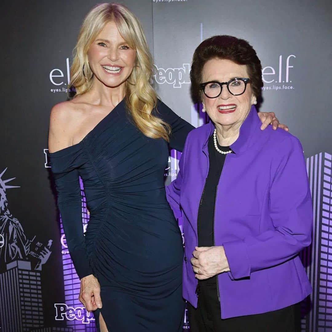 クリスティ・ブリンクリーのインスタグラム：「Celebrating the G.O.A.T Billy Jean King who exactly 50 years ago won the tennis match against self proclaimed male chauvinist Bobby Riggs. They titled it “The Battle of the Sexes” after he bragged he could beat the top 5 women players. Billy Jean WON! And she knew she could leverage the moment and make a demand for equal pay for women tennis players and she won that too! A victory for all women everywhere! And she’s  never stopped working for women’s rights. Thank you Billy Jean for all your greatness gumption, and generosity and all you  have  done to make all our lives more rewarding!  Thanks @leahwyar , @people and @elfcosmetics  for a most inspiring evening ! I had a 🎾!」