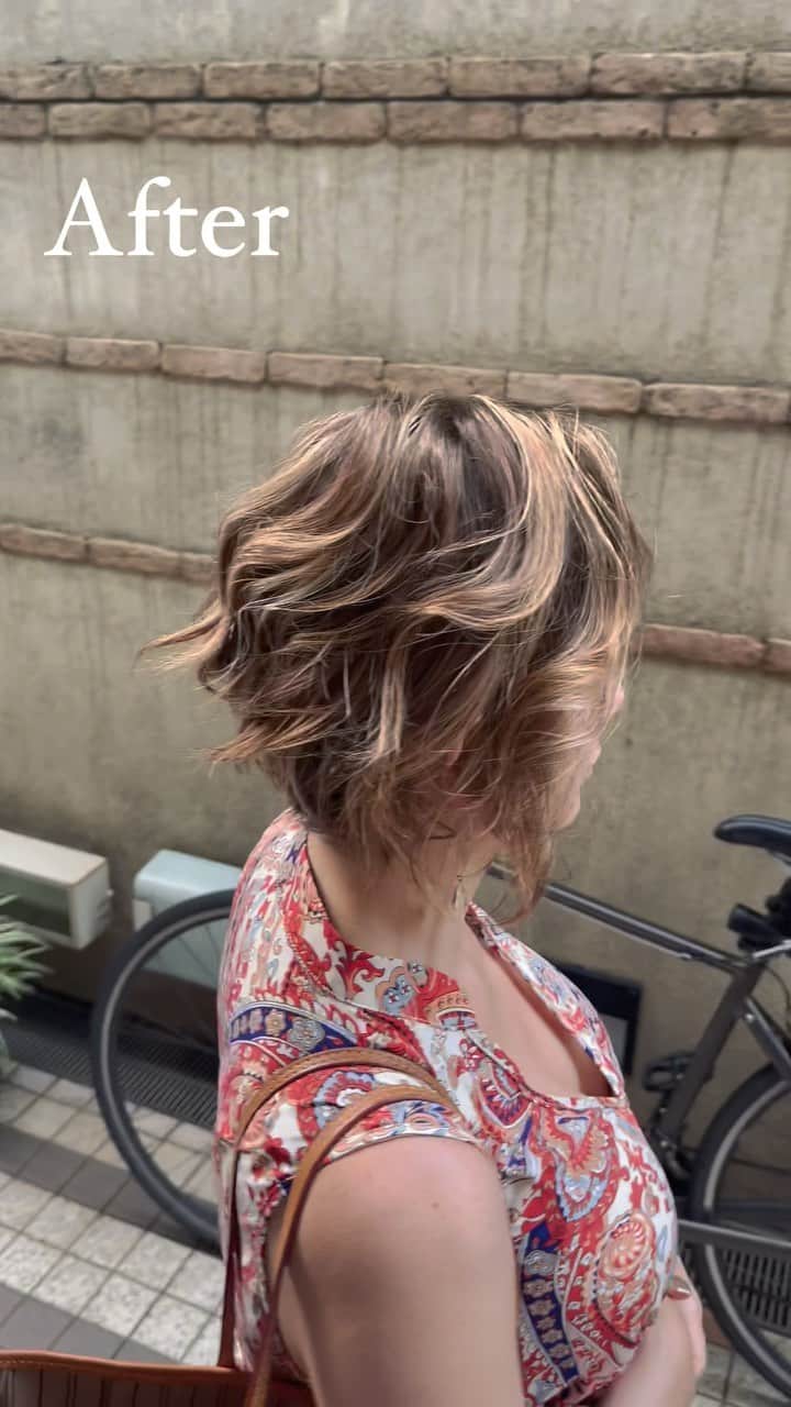Takemi Yoshiokaのインスタグラム：「初来店🙌 Instagram見て初めてご来店頂きた！ 有難う御座います。 前盛りショートボブにバッサリカット ハイライトを太めだけとナチュラルに入れたい。 色はブラウンベースにナチュラルカラーのハイライト ヘルシーな感じ👌  @takemi12mg  BEBE 表参道 東京都港区南青山4-26-16miroom南青山B1F  💡バレイヤージュやブリーチをする際は 髪質改善トリートメント【ストレートではありません】 をしながらをお勧めします。  💡白髪染めしながらのバレイヤージュ是非お待ちしています。  💡ご予約はプロフィールに記載の ULRからネット予約でお願い致します。  ◆メニュー  バレイヤージュカラーのみ ¥25000  バレイヤージュ×髪質改善トリートメント ¥35000  他メニューも公式HPに記載しております。  ◆ケアブリーチはもちろん！ ブリーチ自体も根本や毛先、 ブリーチ歴、髪の状態により配合やパワーを変えてやります。 特別処方で髪質改トリートメントをするので、 髪の強度やブリーチによるゴワつき広がりを抑えています。 最小限のダメージで済み、 来店時よりも髪質が良くなります。  💐ブリーチは積み重ねで作り込んでいくものです。 今までのカラー履歴や状態もありますが、 2.3回来店頂きベースを作らないといけませんので、 一緒に髪の毛を育てていきましょう！  追伸 公式ブログの方で、 バレイヤージュとハイライトグラデーションの違い。 &白髪でもバレイヤージュという 記事書いています。 🔥プロフィールのストーリーハイライトに ブログのリンクあります。 白髪バレイヤージュの方は是非ご一読下さい！  #ケアブリーチ 使用 #バレイヤージュ #コントラストハイライト #海外カラー #バレイヤージュカラー #青山美容室 #港区ママ #外国人風カラー #balayage #表参道美容室  #白髪染めに見えない白髪染め #白髪ぼかしハイライト」