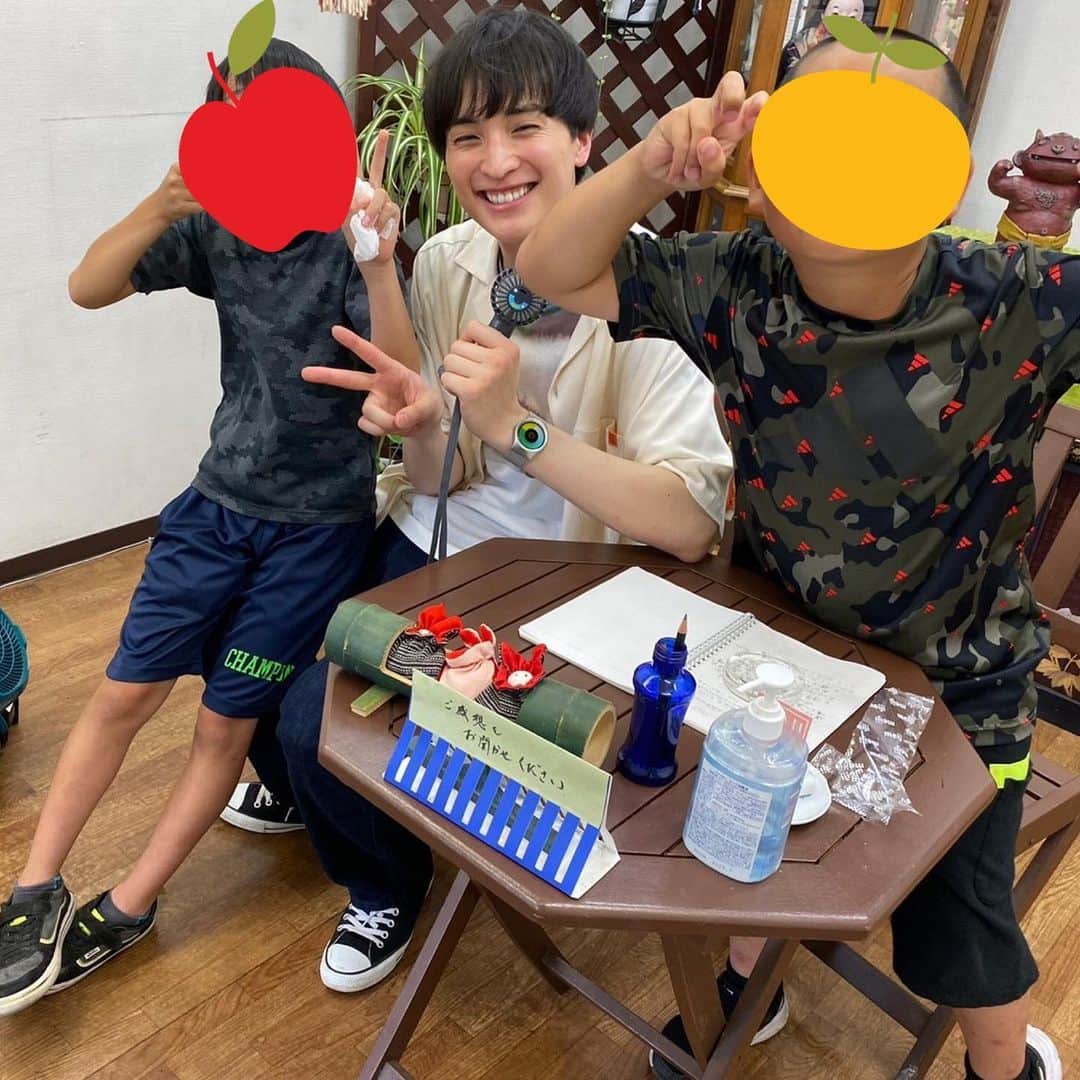 のインスタグラム：「商店街で撮影してたら 地元の子に懐かれてました🤩😆✨  思わず満面の笑顔の#昴 さん🎋  #ハレラブ いよいよ残りあと2話✌️ 第7話まだの方はぜひ😆 https://tver.jp/episodes/ep7632ukwb  #ハレーションラブ #毎週土曜よる11時30分  #一ノ瀬颯」