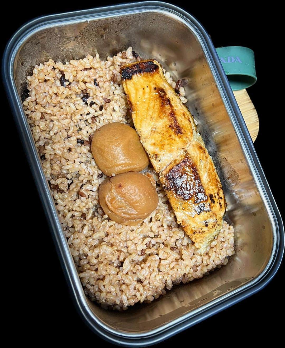 ミッチーのインスタグラム：「大食いも過ぎると色々本当にすごいことになるのでね笑 よく1週間だけこのメニューにしてます。ちなみにこれは今日の弁当〜 あ、これプラス味噌汁！(撮ってないんかい)切り干し大根と三つ葉で作る味噌汁オススメです。  身体がめちゃくちゃ軽くなるので 食い過ぎちまったぜええって方は是非に。冷や飯が子供の頃から好き。  酵素玄米(塩、雑穀) 焼鮭 梅干し 味噌汁 ※時々納豆」