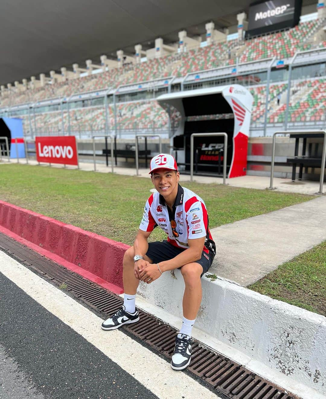 中上貴晶さんのインスタグラム写真 - (中上貴晶Instagram)「Rd.13 IndianGP 🤩🇮🇳 It looks fun!  インドのサーキット、楽しそうです！  #IndianGP #MotoGP #Breitling #SquadOnAMission #ブライトリング」9月21日 20時59分 - takanakagami