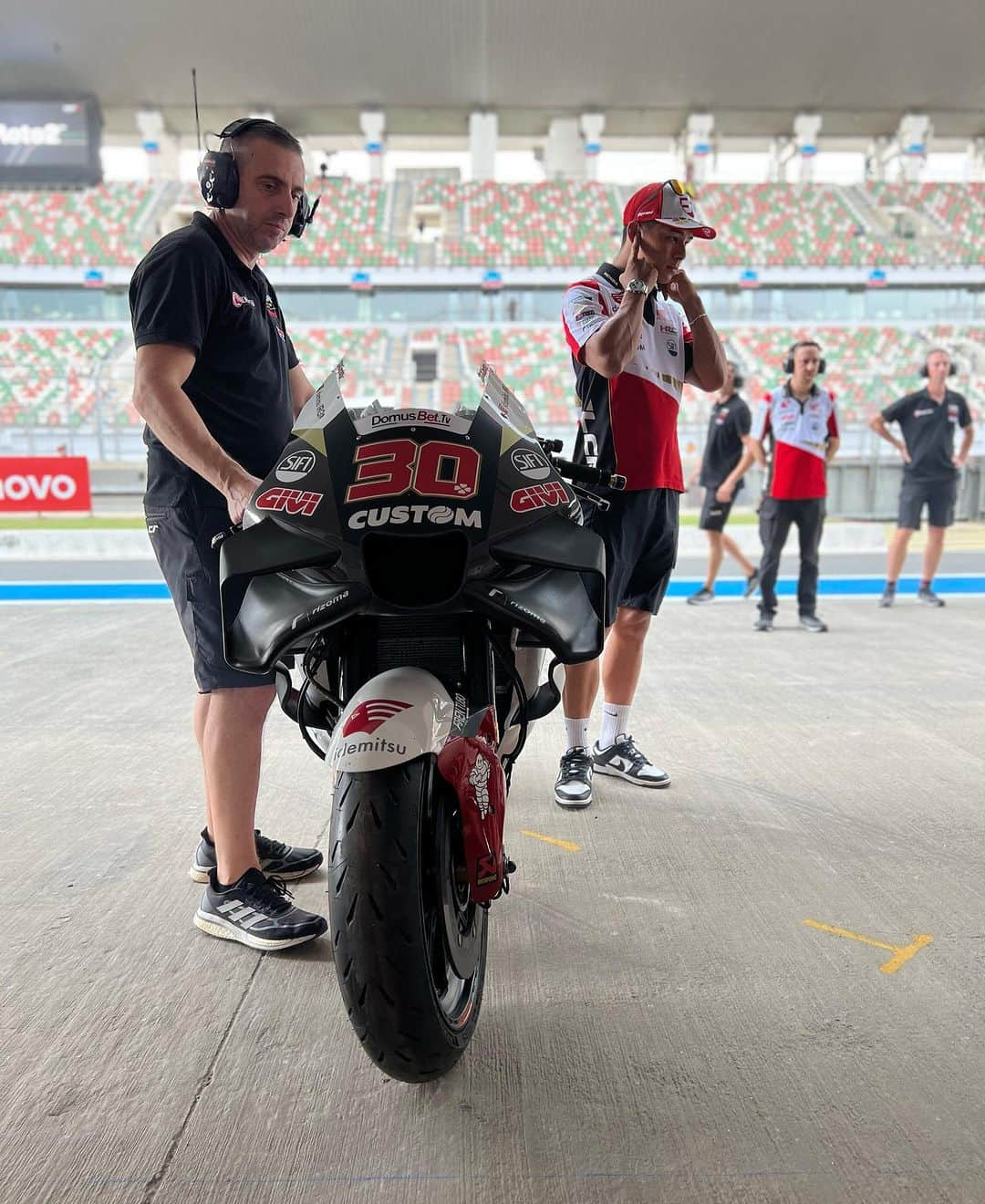 中上貴晶さんのインスタグラム写真 - (中上貴晶Instagram)「Rd.13 IndianGP 🤩🇮🇳 It looks fun!  インドのサーキット、楽しそうです！  #IndianGP #MotoGP #Breitling #SquadOnAMission #ブライトリング」9月21日 20時59分 - takanakagami