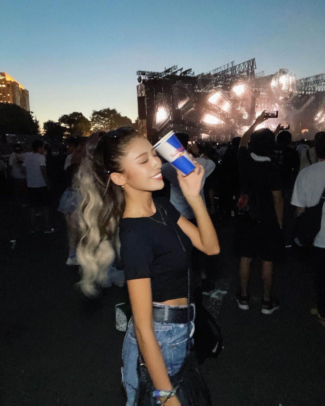 MIWAのインスタグラム：「2days 🎼🎧❤️‍🔥  ㅤㅤㅤㅤㅤㅤㅤㅤㅤㅤㅤㅤㅤ ボケてる写メもエモいﾖﾈ🌙 レッドブルウォッカ飲みすぎて 途中飛んでいきそうになった2人🕊️笑 ㅤㅤㅤㅤㅤㅤㅤㅤㅤㅤㅤㅤㅤ 毎年りょーとは行ってるから 今年も一緒に行けてHappy✌︎🌈 ㅤㅤㅤㅤㅤㅤㅤㅤㅤㅤㅤㅤㅤ ㅤㅤㅤㅤㅤㅤㅤㅤㅤㅤㅤㅤㅤ #ultrajapan2023  #ultrajapan #フェスコーデ #フェス#お台場海浜公園  #edm#fes#music」