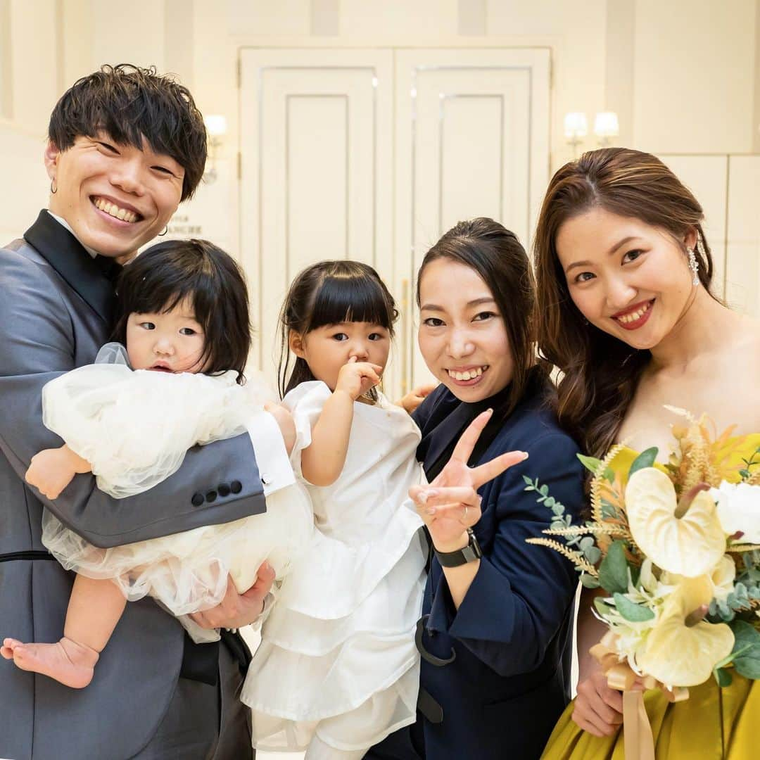 アルカンシエル南青山さんのインスタグラム写真 - (アルカンシエル南青山Instagram)「【Wedding Photo Wish Staff❁】 ・ アルカンシエル南青山にて結婚式を迎えられたお2人♡  何度も感染症の影響で延期をされたおふたり 結婚式場は2人だった御家族が結婚式当日には4人家族に✨ ・ 結婚式当日はおふたりらしく楽しく笑顔あふれる そんなお時間に！ ゲスト全員が記憶に残るそんな一日となりました。 ・ 結びにおふたりと担当プランナーでお写真を撮らせていただきました📸 ・ この度はご結婚誠におめでとうございます！！♡  . .................................. 南青山で🌱光×水×緑🌿 を感じられる結婚式場🕊✴︎ . 『感謝を、式のまんなかに。』をテーマに 自然体で感謝が伝わる結婚式の事例を紹介💛 . 👇🏻をタップ🌈👣 @arcenciel.minamiaoyama ......................................  #スタッフ写真  #結婚式フォト  #ウエディングフォト  #オリジナルフォト  #ウエディングレポート #ウエディングレポ #アルカンシエル #アルカンシエル南青山 #アルカン花嫁 #東京花嫁 #東京プレ花嫁 #東京ウェディング #東京結婚式 #表参道花嫁 #表参道プレ花嫁 #表参道ウェディング #表参道結婚式 #ナチュラルウェディング #日本中のプレ花嫁さんと繋がりたい #感謝を式のまんなかに #2023秋婚 #2023冬婚 #2024春婚 #2024夏婚」9月21日 21時00分 - arcenciel.minamiaoyama