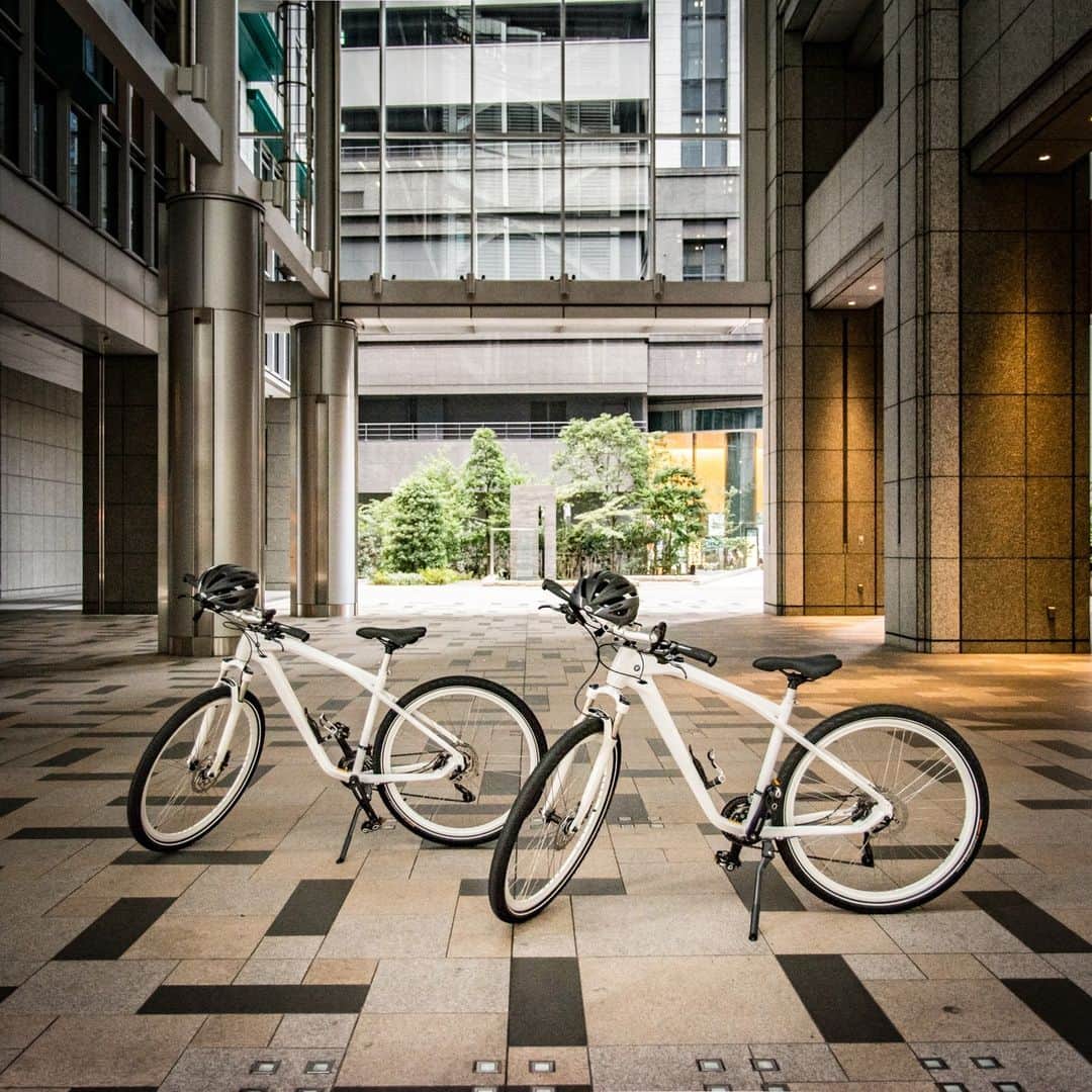 Shangri-La Hotel, Tokyoさんのインスタグラム写真 - (Shangri-La Hotel, TokyoInstagram)「少し涼しくなってきたこの時期に、バイクでホテル周辺を散策しませんか？⁣ ⁣ ショッピングエリアや自然が心地よい皇居周辺や東京駅など、少しずつ秋色に染まる今の空気を感じながら、自由気ままなライディングをお楽しみください。⁣ ⁣ 宿泊者様には、BMWの自転車を無料でお貸し出ししています。⁣ ⁣ Cycling in the autumn breeze.⁣ ⁣ The weather becomes cooler and the scenery changes colours to the calm tone of Autumn in town.⁣ Take a ride on our free rental bicycles and feel the changing seasons in the centre of Tokyo.⁣ ⁣ #shangrilacircle #myshangrila #shangrilahotels #shangrila #shangrilatokyo #tokyotravel #tokyotrip #tokyostation #シャングリラ #シャングリラ東京 #シャングリラサークル #東京駅 #丸の内 #大手町⁣」9月21日 21時00分 - shangrila_tokyo