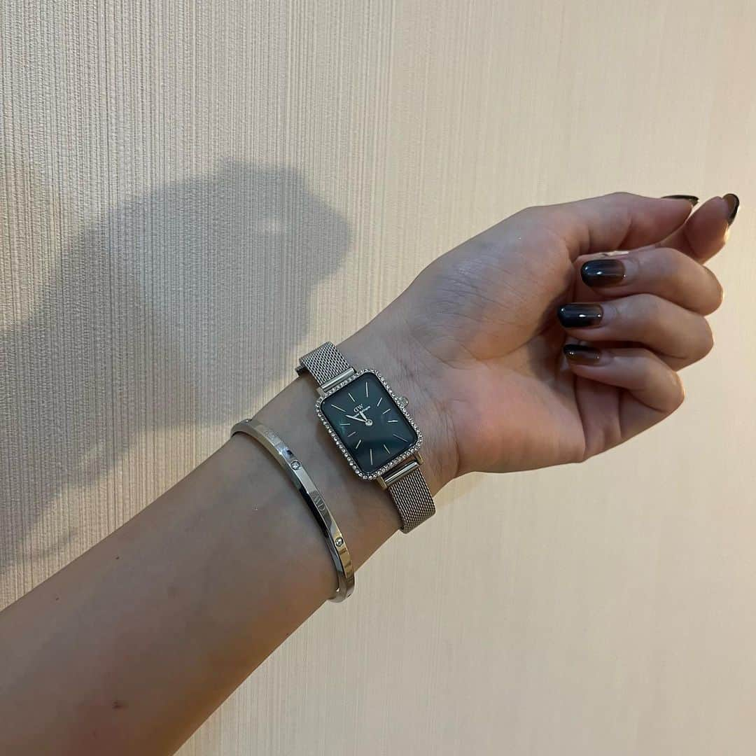 三浦寿莉さんのインスタグラム写真 - (三浦寿莉Instagram)「@danielwellington のバック・時計・ブレスレット🖤🖤  シンプルなデザインでどんなお洋服にも合うし、、 かわいすぎてずっと眺めちゃう^⸝⸝⸝×~×⸝⸝⸝^  クーポンコード【juri0919】 ぜひ使ってね~.ᐟ‪.ᐟ‪おそろいしちゃお♡   #ダニエルウェリントン  #FW2023  #dwbezel  #バッグ  #dw12周年」9月21日 19時00分 - juri_miura0919