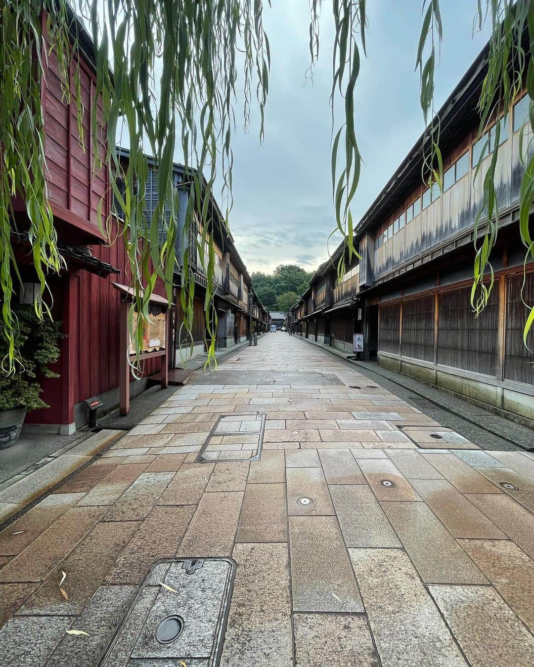 YUMIKOさんのインスタグラム写真 - (YUMIKOInstagram)「お初の金沢trip✈︎  本当は焼物やら🫖も沢山見たかったけど 美術館回ってたらあっという間に帰りの時間  築110年の建物@tile_japan 世界観素敵でした☺︎ 味もおいしかった〜 あとは@KAMU_kanazawaの階段の仕組みが予想外！  また行こう✈︎  #金沢#kanazawa#japantrip#21世紀美術館#ひがし茶屋街#kamukanazawa」9月21日 15時33分 - yumitasu1105