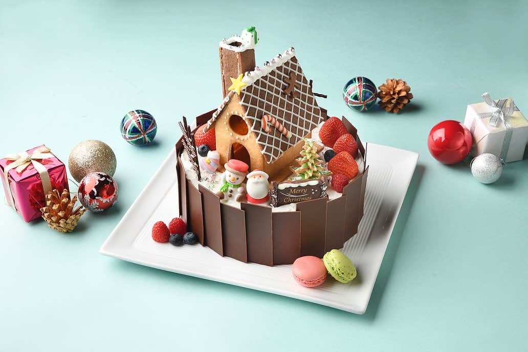 新宿プリンスホテルさんのインスタグラム写真 - (新宿プリンスホテルInstagram)「. 今年の新宿プリンスホテルは、3種のクリスマスケーキが登場🎂  🍓Boul de Rêve（ブール ド レーヴ） スノードームをモチーフに、紅茶やいちごを使った上品な味わいのムースケーキ 🏠Joyeux Noël（ジョワイユ ノエル） クリスマスの家に、世界に一つだけのケーキを作ることができるアレンジケーキ 🍰Neige（ネージュ） 苺をケーキ全体にふんだんに使用した、クリスマスならではの王道ショートケーキ  【ご予約期間】 2023年10月2日(月) 12:00NOON ～ 12月19日(月) 5:00P.M. 【お渡し期間】 2022年12月22日(金) ～ 12月25日(月)  【お渡し時間】 2:00P.M.～7:00P.M. 【お渡し場所】 ザ・ステーション カフェバー（B1） ※詳細はプロフィール記載のホテルWebサイトよりご覧ください。  個性派ぞろいな３種のクリスマスケーキ みなさんはどのケーキが気になりましたか？ 大切な人やご家族との集まりに、ご予約お待ちしております。  Share your own images with us by tagging @shinjukuprincehotel ————————————————————— #Shinjuku #shinjukuprincehotel #princehotels #tokyo #japan #beautifulhotels #tokyohotel #hotellife #stayathotel #ThePreferredLife #新宿プリンスホテル #プリンスホテル #新宿ホテル #新宿レストラン #ホテル #レストラン #クリスマスケーキ」9月21日 19時00分 - shinjukuprincehotel