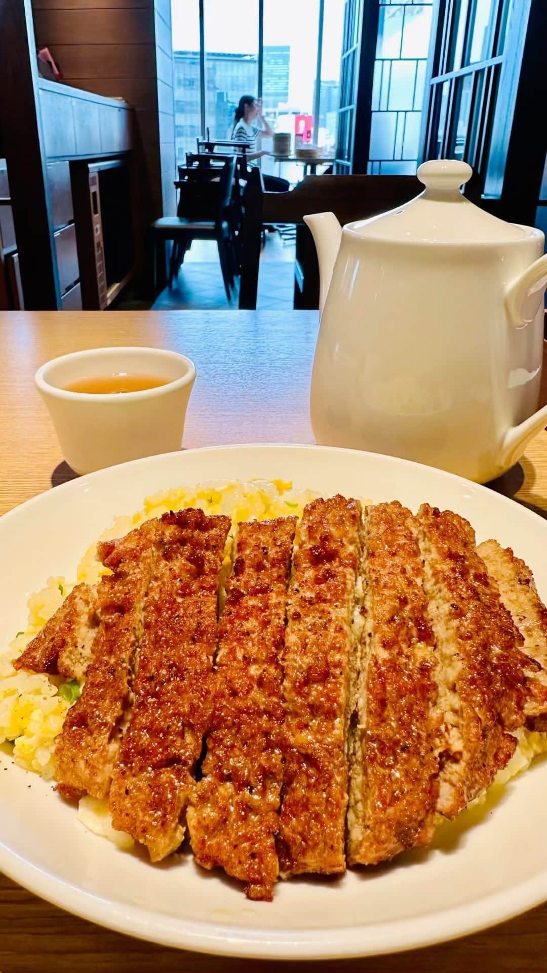 のインスタグラム：「パイクーチャーハン/排骨蛋炒飯@鼎泰豊 小籠包が有名な台湾料理のディンタイフォン　「小籠包と五目炒飯のセット」が人気で多数のお客さんがオーダーしているけど、パイクーチャーハン（単品のみ）は五香粉（八角）の香りが苦手でなければ必食! 五香粉香りの骨なし豚肉スペアリブがあっさりとした卵炒飯にのった台湾通の人気メニューです」