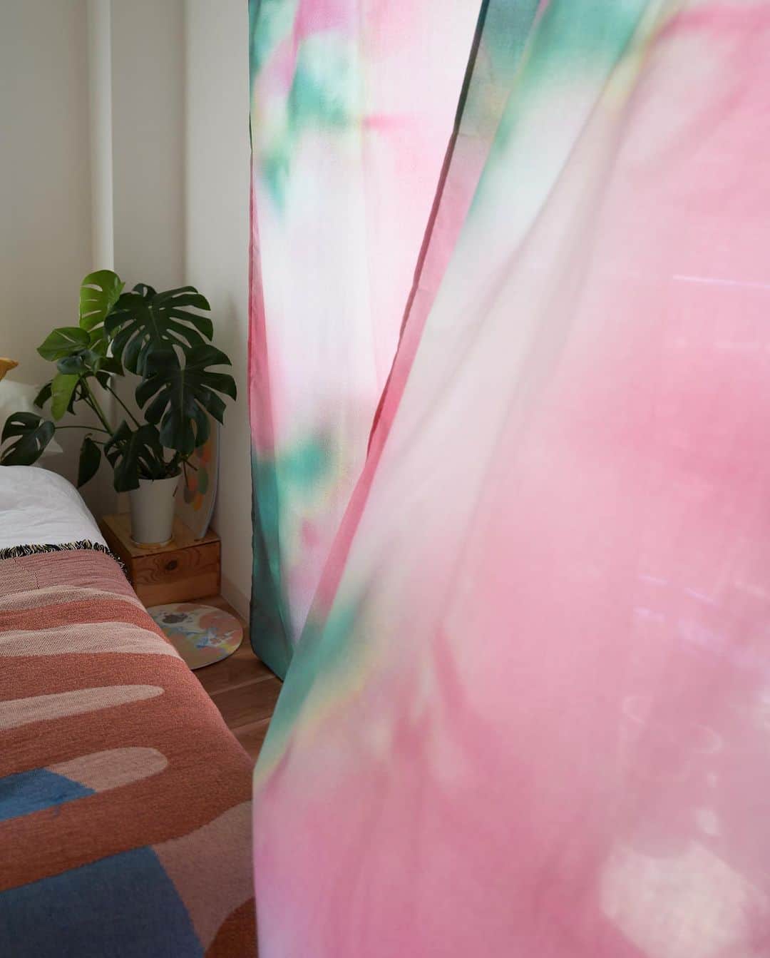 花盛友里さんのインスタグラム写真 - (花盛友里Instagram)「じゃじゃん！ @iedit_felissimo さんとカーテンを作りました。 ずっと作りたかったカーテン、やっっと出来上がって本当に嬉しい！！！  布が大好きなわたし。 撮影の時も布を多用しております。 だって一枚つけるだけですんごい雰囲気変わるんだもの！  @iedit_felissimo さんみんな本当に本当に優しくて、毎回サンプルが届くたびに息子たちにまでお土産が入ってたりしてすっごく嬉しかったなぁー！  コラボさせてもらったこの企画は一点みんなが購入するたびに女性支援に寄付される仕組みになっている「her smile project」ってゆうプロジェクトなんだよー。 なんて素敵な！！！！  そんな企画に呼んでもらったことも、こうして念願のカーテンを作れたことも、嬉しい幸せ。。。  ベッドの上にかけるだけでも、ソファにかけるだけでもすっごく雰囲気変わるはず。 ストーリーハイライトにURL付けてるので是非チェックしてしてみてねー！！  カーテンと、スウェットのセットアップを作ったので、またスウェットのことの載せます🤍」9月21日 15時48分 - yurihanamori