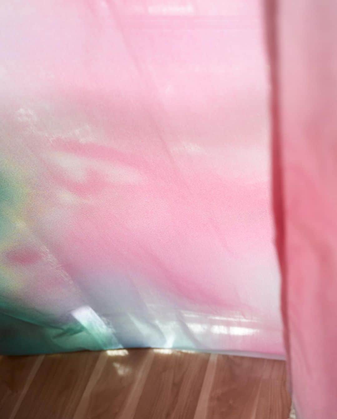 花盛友里さんのインスタグラム写真 - (花盛友里Instagram)「じゃじゃん！ @iedit_felissimo さんとカーテンを作りました。 ずっと作りたかったカーテン、やっっと出来上がって本当に嬉しい！！！  布が大好きなわたし。 撮影の時も布を多用しております。 だって一枚つけるだけですんごい雰囲気変わるんだもの！  @iedit_felissimo さんみんな本当に本当に優しくて、毎回サンプルが届くたびに息子たちにまでお土産が入ってたりしてすっごく嬉しかったなぁー！  コラボさせてもらったこの企画は一点みんなが購入するたびに女性支援に寄付される仕組みになっている「her smile project」ってゆうプロジェクトなんだよー。 なんて素敵な！！！！  そんな企画に呼んでもらったことも、こうして念願のカーテンを作れたことも、嬉しい幸せ。。。  ベッドの上にかけるだけでも、ソファにかけるだけでもすっごく雰囲気変わるはず。 ストーリーハイライトにURL付けてるので是非チェックしてしてみてねー！！  カーテンと、スウェットのセットアップを作ったので、またスウェットのことの載せます🤍」9月21日 15時48分 - yurihanamori