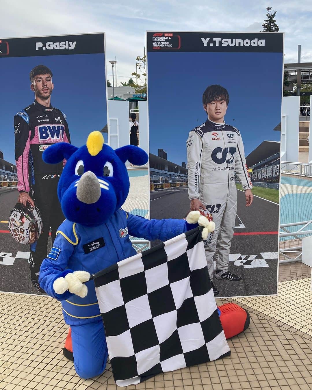 鈴鹿サーキット【公式】のインスタグラム：「メインゲートの入口にF1ドライバーのパネルが展示されています✨ バットもレーサー気分で記念撮影📷   #鈴鹿サーキット #三重旅行 #家族でお出かけ #東海 #三重県 #鈴鹿市 #F1日本GP #f1日本グランプリ」