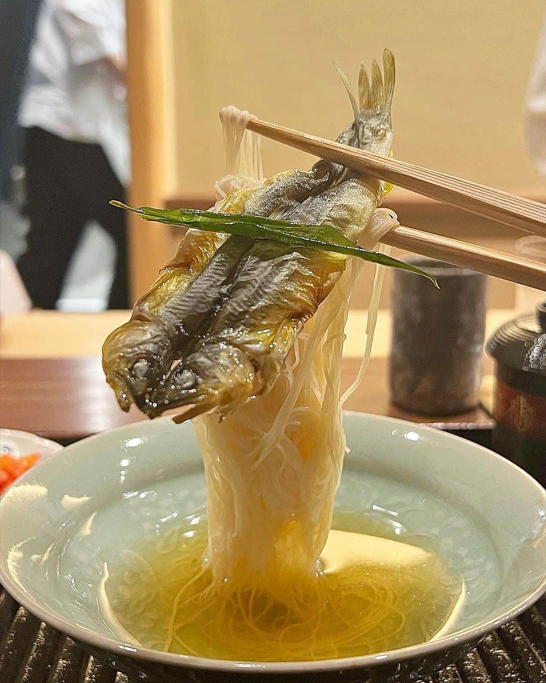 宮崎まこのインスタグラム：「鎌倉　北じま🎋日本料理  続！ 鯖の棒鮨美味しい…あと一皿、追加してしまうとお腹いっぱいなので最後のご飯は全種類いただきました。  秋🍂らしい栗とさつまいもの土鍋 キハダマグロのご飯 鮎の素麺  美味しい。  #鎌倉北じま #北じま #日本料理 #鎌倉 #kamakura #鎌倉グルメ #鎌倉ディナー #予約困難店 #sake #日本美食 #美食 #鎌倉美食 #美食推薦 #伝統文化 #グルメ好きな人と繋がりたい　#日本料理」