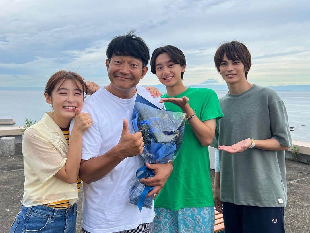のインスタグラム：「. ／ #真夏のシンデレラ クランクアップ💐 ＼  蒼井亮役 #山口智充 さん オールアップ👏  現場にいらっしゃると いつも笑いが絶えませんでした🤣 盛り上げ隊長‼️ 4か月間ありがとうございました！  最終回はTVerにて見逃し配信中🐳🫧 ぜひ何度でもお楽しみください！ https://tver.jp/episodes/eph3efzocl  FODでは全話配信✨ アフターパーティーも🎉 https://fod.fujitv.co.jp/title/g9nx/g9nx110032/  #森七菜 #間宮祥太朗 #神尾楓珠 #吉川愛 #萩原利久 #白濱亜嵐 #仁村紗和 #水上恒司 #フジテレビ」