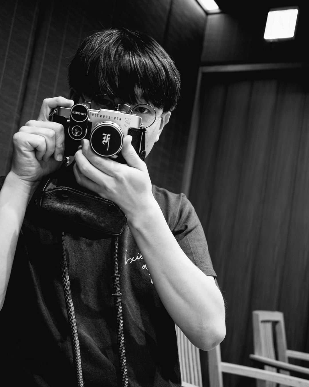 Ryota さんのインスタグラム写真 - (Ryota Instagram)「元々カメラは好きやったけど、ハマ君のおかげでより興味が深まった。 毎回会う度に色んな事を教えてくれる。 昨日はベースの話は一切しなかったね。笑 カメラの話だけで気付けば5時間…笑 音楽の話したといえば...トオルのストラトめちゃくちゃ似合ってるよね〜って2人で話してたぐらい。🎸 @hama_okamoto」9月21日 15時50分 - ryota_0809