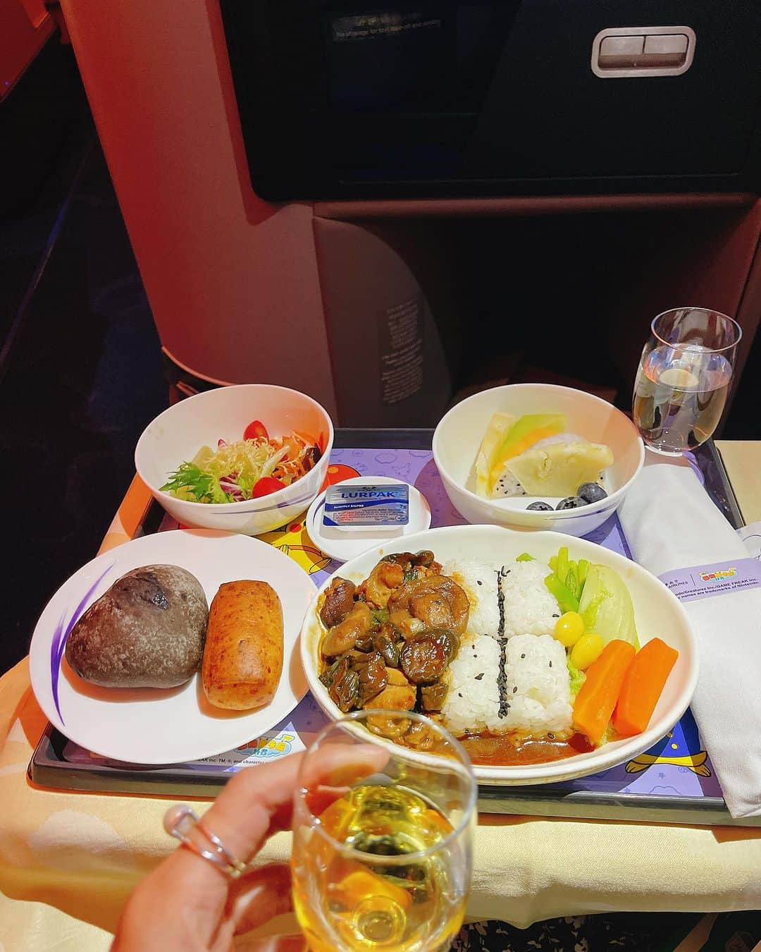 スザンヌさんのインスタグラム写真 - (スザンヌInstagram)「#チャイナエアライン  @chinaairlines.jp   熊本〜台北線 2023年9月18日新規就航おめでとう御座います🥳✈️㊗️嬉 記念すべき日に一緒に祝えて（心の中で）乗れてしあわせでした♡  最新機材エアバスA321neo で 上質な空の旅とはこのこと〜 機内食も豪華で美味しい♡ ゆっくり食べたい、寝ていたいけど、2時間くらい？ですーぐ着いちゃうから飛び立ったら、あっという間に台湾だった🇹🇼（息子は帰りの機内食のチキンカレー🍛この旅でいちばん食べてたな☜） 快適♡ 12月には増便して週4往復するみたいだから更に熊本から台湾行きやすくなるなぁ！楽しみが増える。 ばあちゃん足大丈夫だったら連れて行きたいなぁ。どうかなぁ😌  夜に着く便だったのでホテルに チェックインして（また書くね☺️） #寧夏夜市 へ 活気ある夜市をお散歩して、 レトロゲームを楽しんだよ💛 ピカチュウゲット（初日も初日）して 2泊3日ずっと共に過ごしたよ笑笑  小籠包も青菜炒めも台湾ビール🍺も食べたい飲みたい制覇した🥰 ともみ来てくれて本当にしあわせだった！ありがとう♡台湾合流なわたしたち🥰最高だったね🌈  2色とも選べなくてもってきた @hacohaco8585 ワンピ💐💛🖤 台湾の街並みにもぴったりだったし 飛行機乗るのもどっこも締め付けなく 楽ちんすぎた♡  #台湾旅 #台湾旅行 #台湾グルメ #台湾観光 #十份老街 #台湾親子旅 #台湾子連れ旅 #スザ旅」9月21日 15時51分 - suzanneeee1028