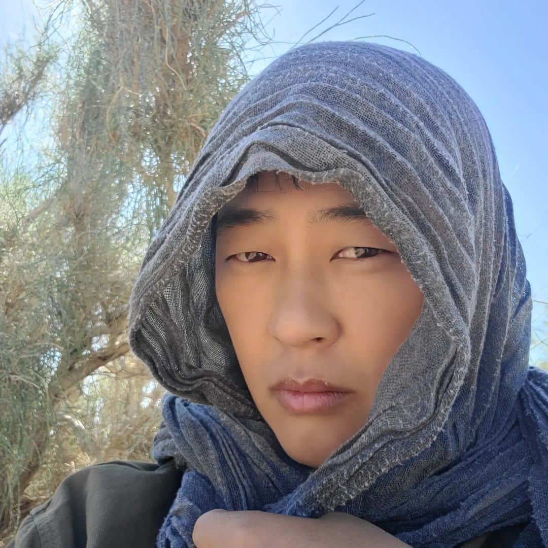 パク・クァンヒョンのインスタグラム：「태양을 피하고 싶었어... 다시 여름인가? . #몽골 #박광현 #남으로가는길 #고비사막」
