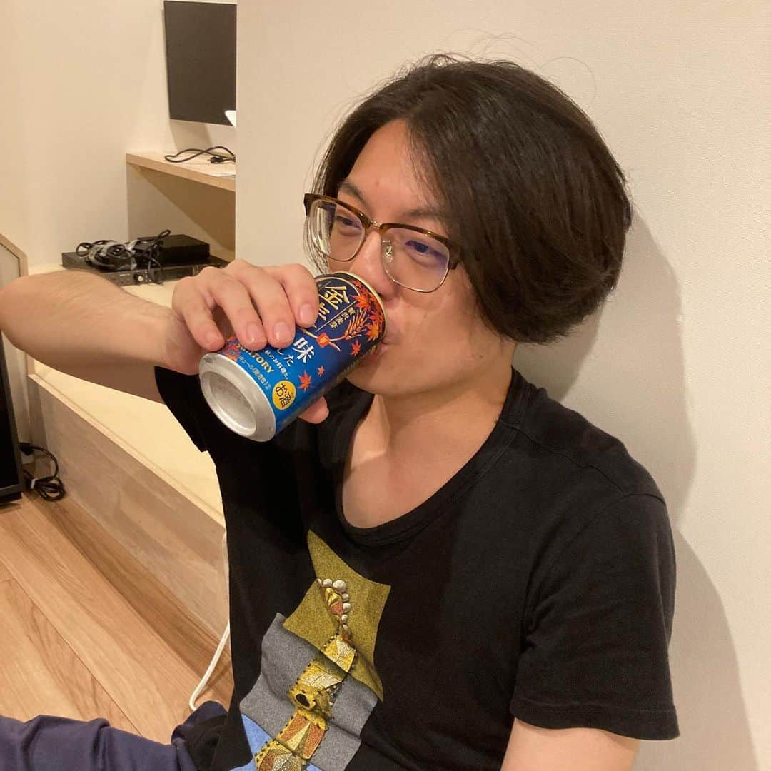 川合翔太さんのインスタグラム写真 - (川合翔太Instagram)「最近の。  後輩たちと宅飲み、キン〇マ3/4しかないやつがいました。  好きなアーティストさんの個展に。  サンミュージックのライブにて、ヒガ2000さんの小道具がF1でした。最高。  新しい靴、良し良し。  人力舎ライブで瞳奪いにあいました。  ケイダッシュステージNo.1チャラ男が真面目になってました。  原宿のちいかわランドに。すみっコぐらしはエビフライ推し。 酔ってたから覚えてないけど、めちゃ笑顔。  #ケイダッシュステージ  #ハナフダ  #しゃがら  #おミルク  #ハイロング  #kathmi  #ヒガ2000  #oncloud #キャプテンバイソン  #瞳奪い  #すみっコぐらし  #ちいかわ」9月21日 15時56分 - crocop.shota