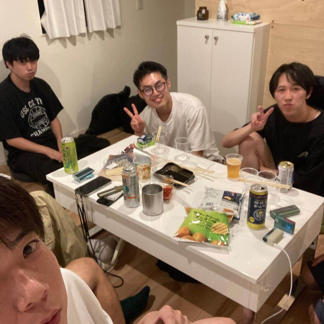 川合翔太さんのインスタグラム写真 - (川合翔太Instagram)「最近の。  後輩たちと宅飲み、キン〇マ3/4しかないやつがいました。  好きなアーティストさんの個展に。  サンミュージックのライブにて、ヒガ2000さんの小道具がF1でした。最高。  新しい靴、良し良し。  人力舎ライブで瞳奪いにあいました。  ケイダッシュステージNo.1チャラ男が真面目になってました。  原宿のちいかわランドに。すみっコぐらしはエビフライ推し。 酔ってたから覚えてないけど、めちゃ笑顔。  #ケイダッシュステージ  #ハナフダ  #しゃがら  #おミルク  #ハイロング  #kathmi  #ヒガ2000  #oncloud #キャプテンバイソン  #瞳奪い  #すみっコぐらし  #ちいかわ」9月21日 15時56分 - crocop.shota