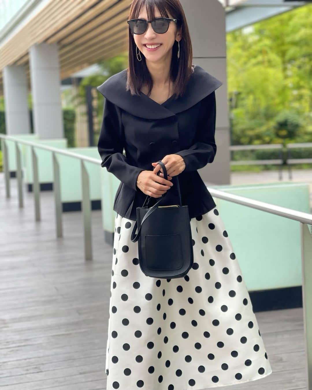 木本泉のインスタグラム：「- 雨が降ったり止んだり☔️ 蒸し暑い💦  Ladyブラウス  長袖バージョンを発売させていただきます🖤  冬はタートルをinしていただいても可愛いて思います⛄️  どんよりしたお天気だからか、、、眠い🥱💤  写真3枚目、ニキビパッチ貼っているの分かるね😅🤫」
