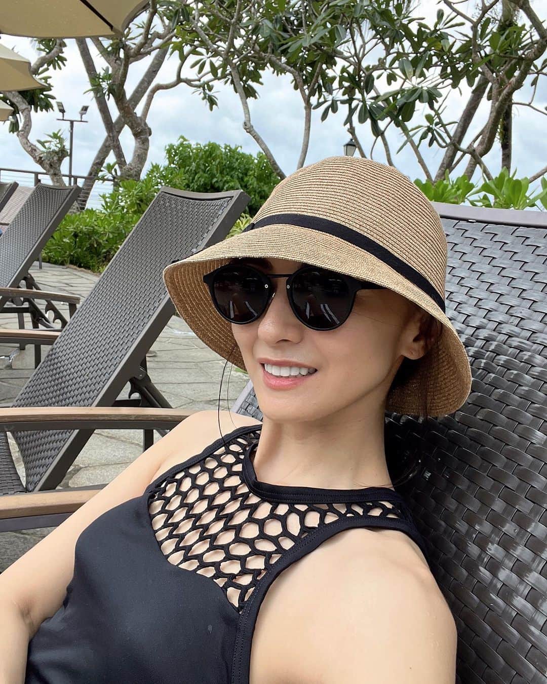のインスタグラム：「曇り空だけど、プール満喫中... いやぁ、楽しいなぁ🍹  ホテルでほとんど全て完結する素晴らしさ✨✨✨🌊」