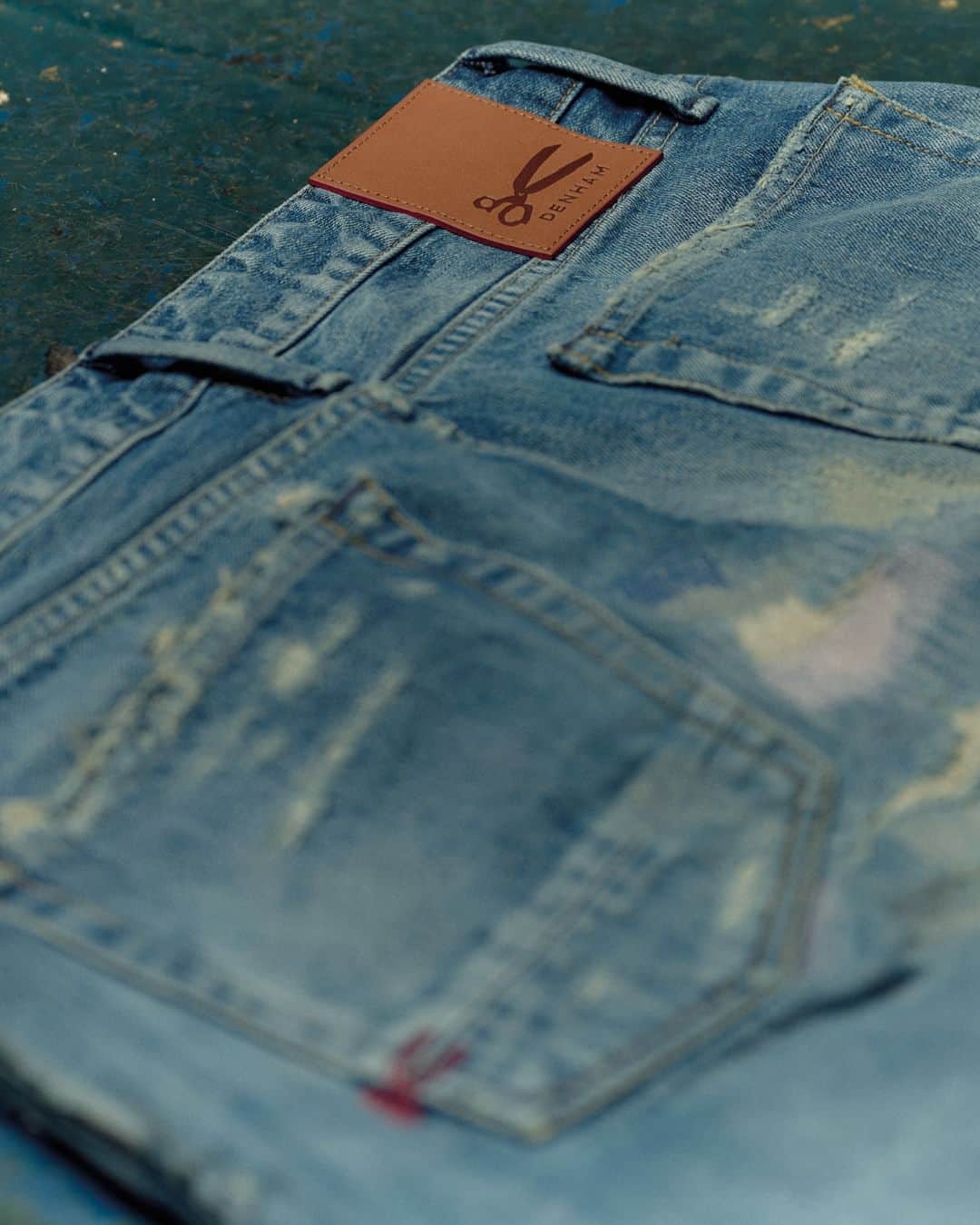 デンハムさんのインスタグラム写真 - (デンハムInstagram)「Excited to share these limited-edition Japanese artisan jeans to celebrate our 15 years of DENHAM. A remake of a beautiful worn-in pair I found in Japan. 80 pairs available worldwide.⁠  #DENHAM15thAnniversary」9月21日 16時01分 - denhamthejeanmaker