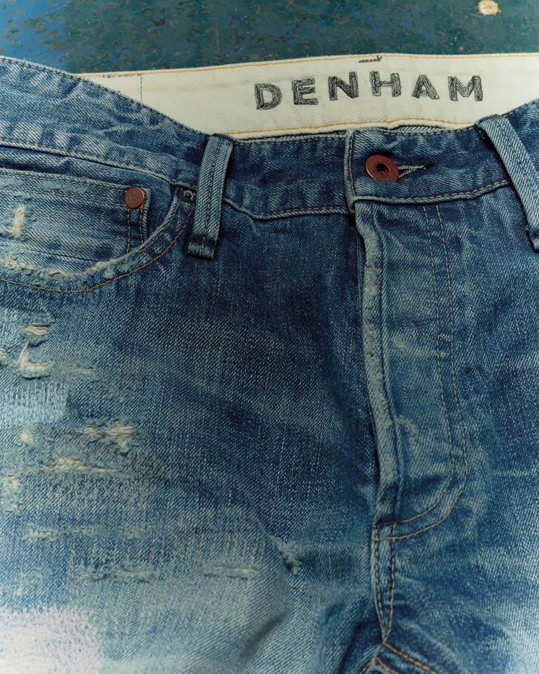 デンハムさんのインスタグラム写真 - (デンハムInstagram)「Excited to share these limited-edition Japanese artisan jeans to celebrate our 15 years of DENHAM. A remake of a beautiful worn-in pair I found in Japan. 80 pairs available worldwide.⁠  #DENHAM15thAnniversary」9月21日 16時01分 - denhamthejeanmaker