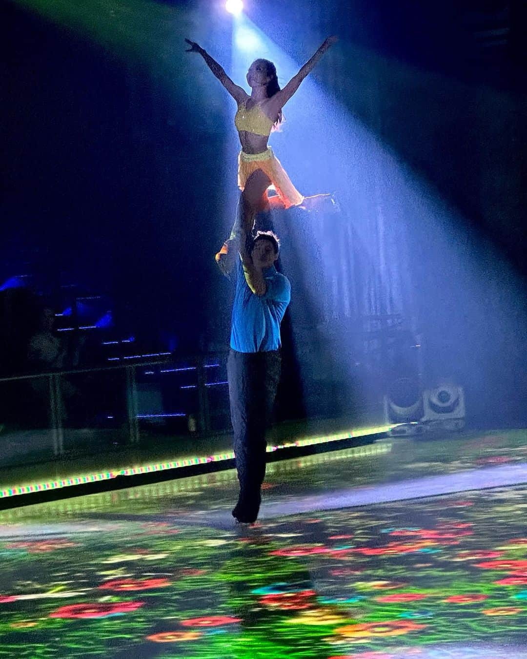 小野真琳さんのインスタグラム写真 - (小野真琳Instagram)「Frolicking through a flower field 🌼🌹🌸💐🍀🌻」9月21日 16時12分 - marin226