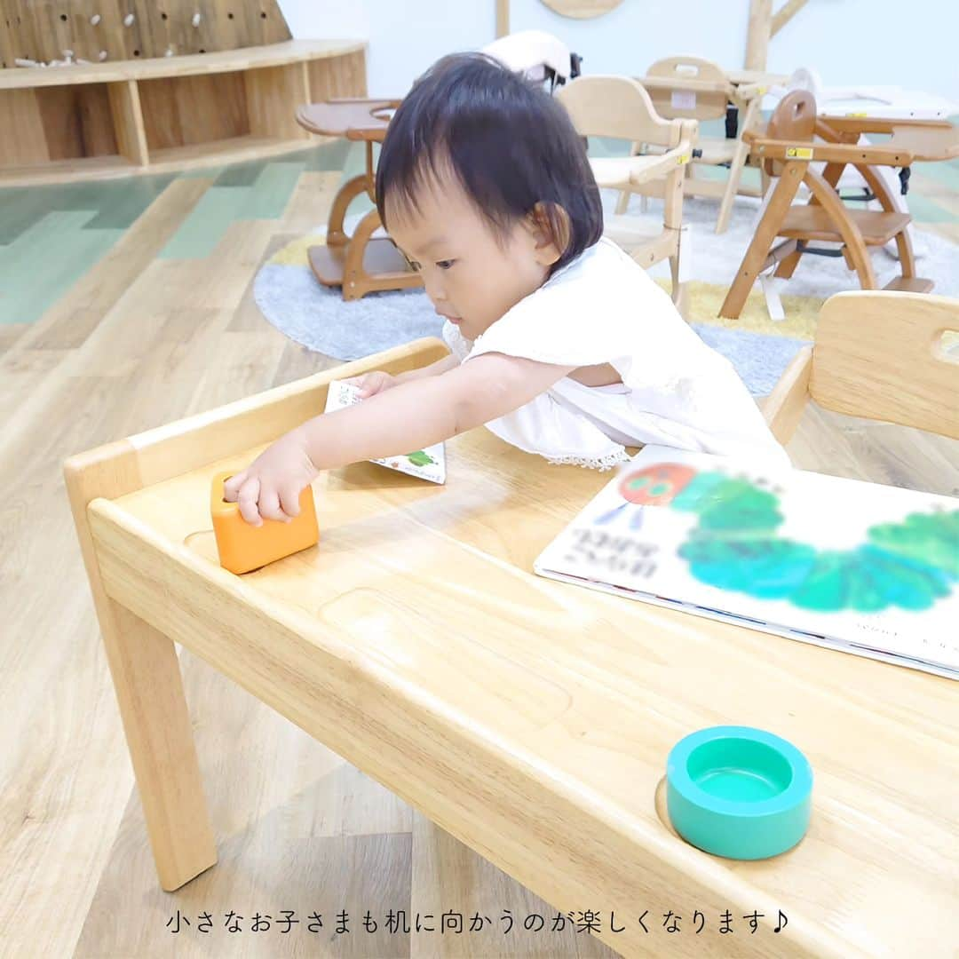 yamatoya(ベビー・キッズ家具の大和屋) さんのインスタグラム写真 - (yamatoya(ベビー・キッズ家具の大和屋) Instagram)「【かわいい小物がついてる♪】ブォーノ3 キッズデスク＆チェア  子どもの“できる”を応援する「ブォーノ3 キッズデスク＆チェア」♪  デスクの上には、気分を上げるオレンジ色のペン立てと、前向きな気持ちになれるエメラルドグリーンの小物入れが付いています♪  小さなお子さまも、自分の机と椅子が用意されただけでも喜びそうですが、机の上にかわいい小物があると、自分から机に向かうのが楽しくなりそうです♪  チェアの座板とデスクの天板の高さは3段階で調整が可能！  お子さまのひざ裏からかかとの裏までの長さが約18cmあれば、チェアの座板の高さが一番低い状態でお座りいただけます。 対象年齢は1才6か月の小さなお子さまから6才ごろまで。  楽しく遊びながら、学べる環境を整えていければと思います♪  #ブォーノ #ブォーノ3 #キッズデスク #キッズチェア #キッズデスクチェア #キッズインテリア #キッズ家具 #キッズスペース #子供部屋 #育児グッズ #子育てグッズ #こどものいる暮らし #育児 #子育て #子ども #子供家具 #yamatoya #大和屋」9月21日 16時12分 - yamatoya_official